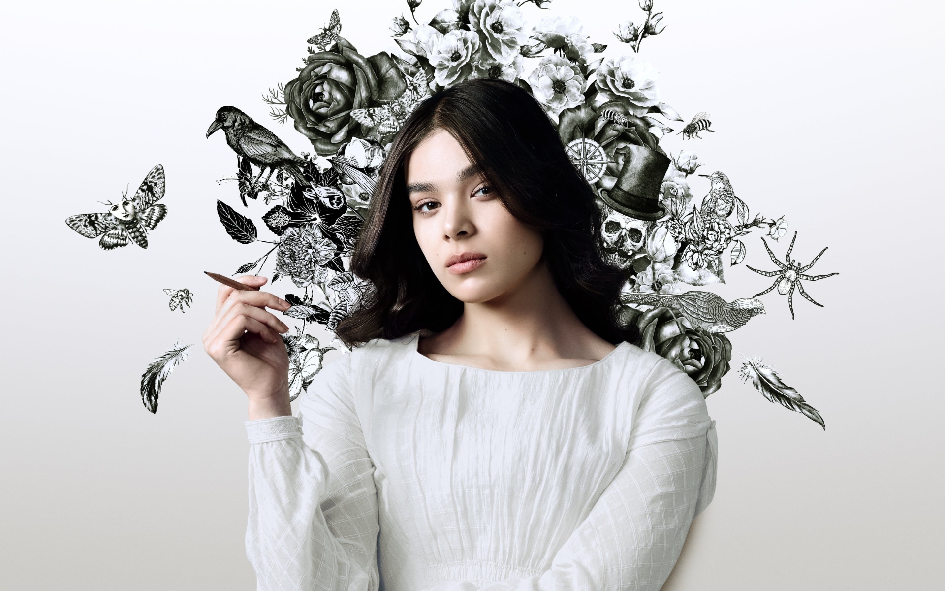 Актриса Хейли Стейнфилд в белом наряде на фоне рисунка на стене