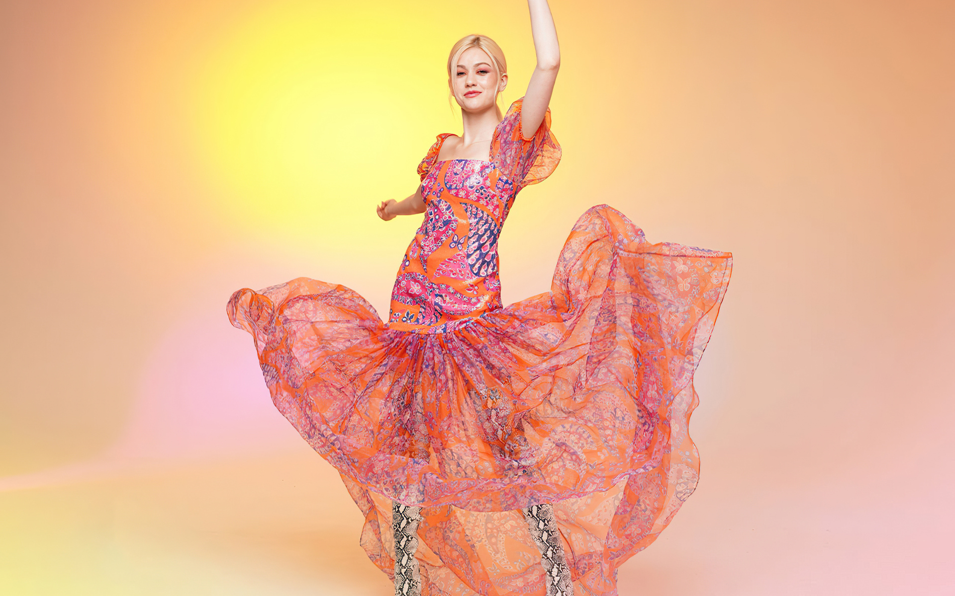 Актриса Кэтрин Макнамара в красивом платье на розовом фоне