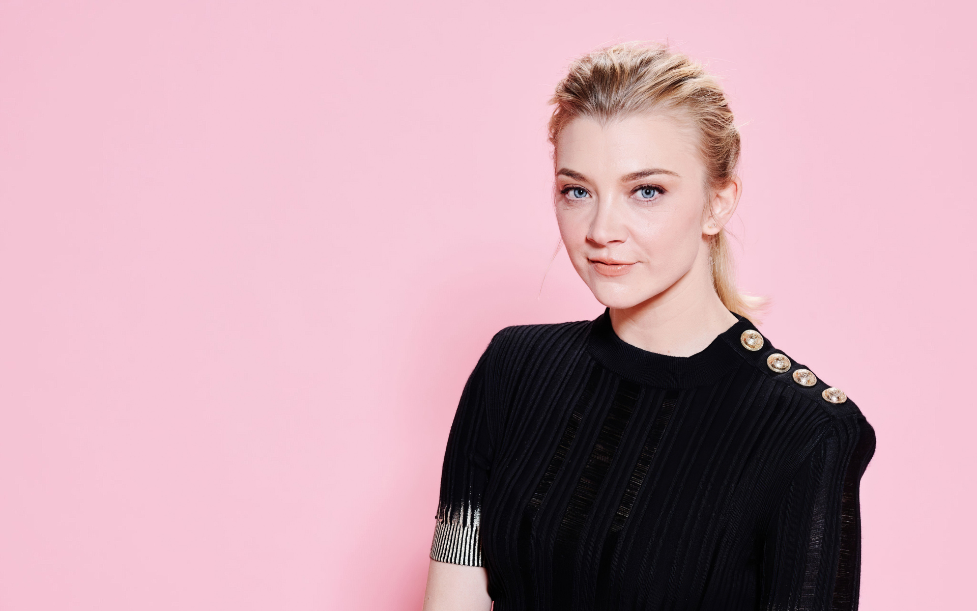 Актриса Натали Дормер в черном платье на розовом фоне