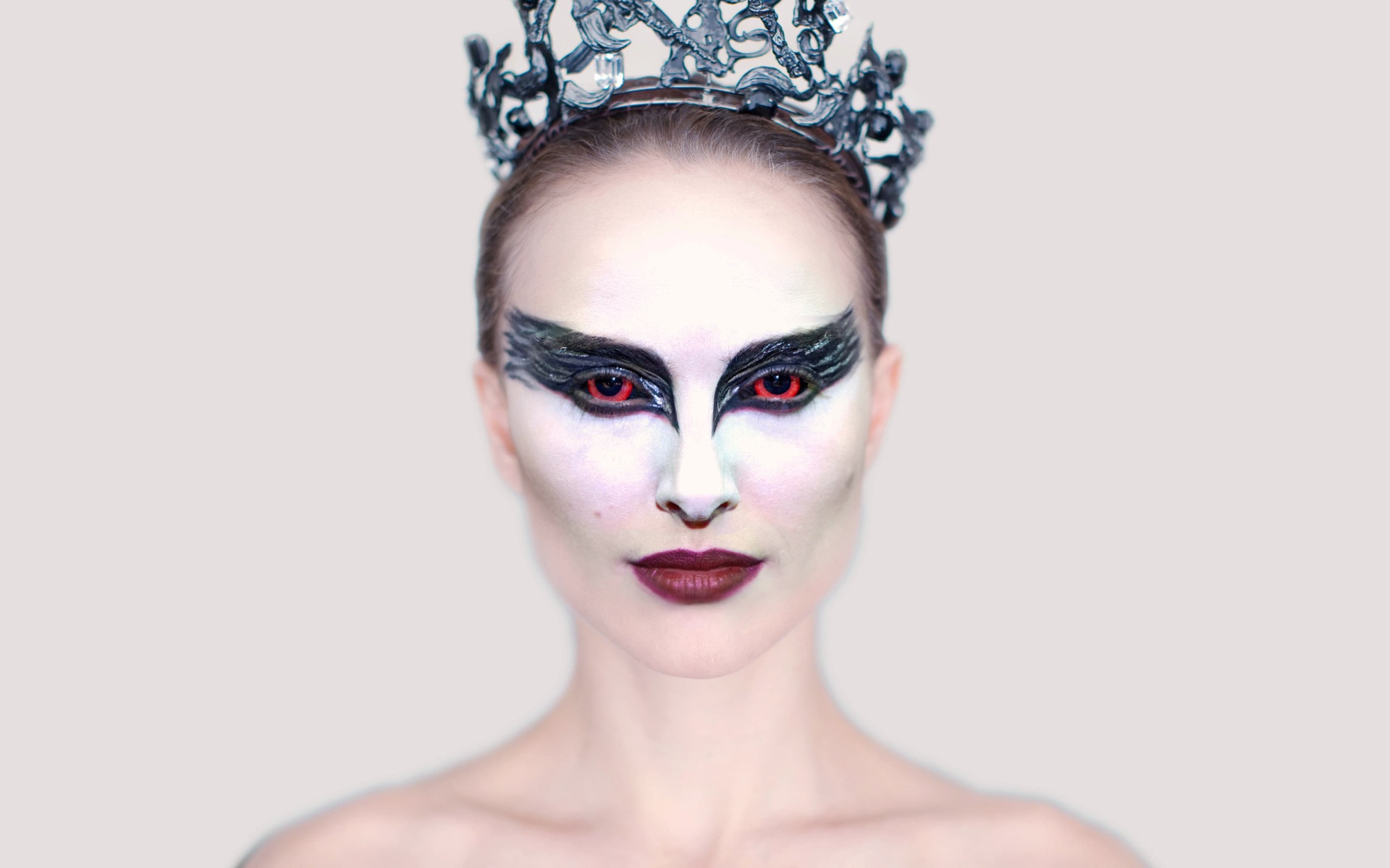 Актриса Натали Портман в образе черного лебедя