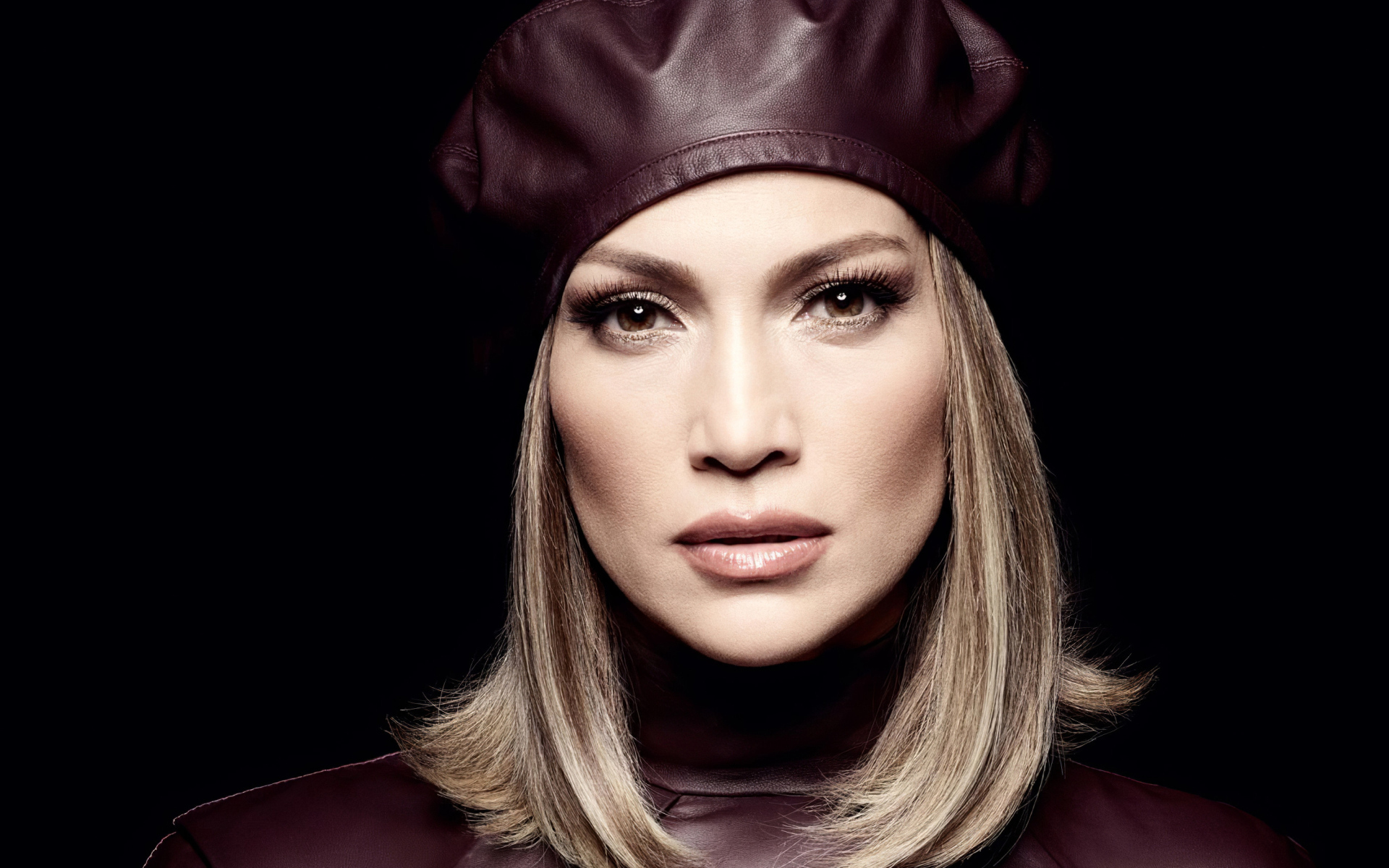 Актриса и певица Дженнифер Лопес лицо крупным планом на черном фоне