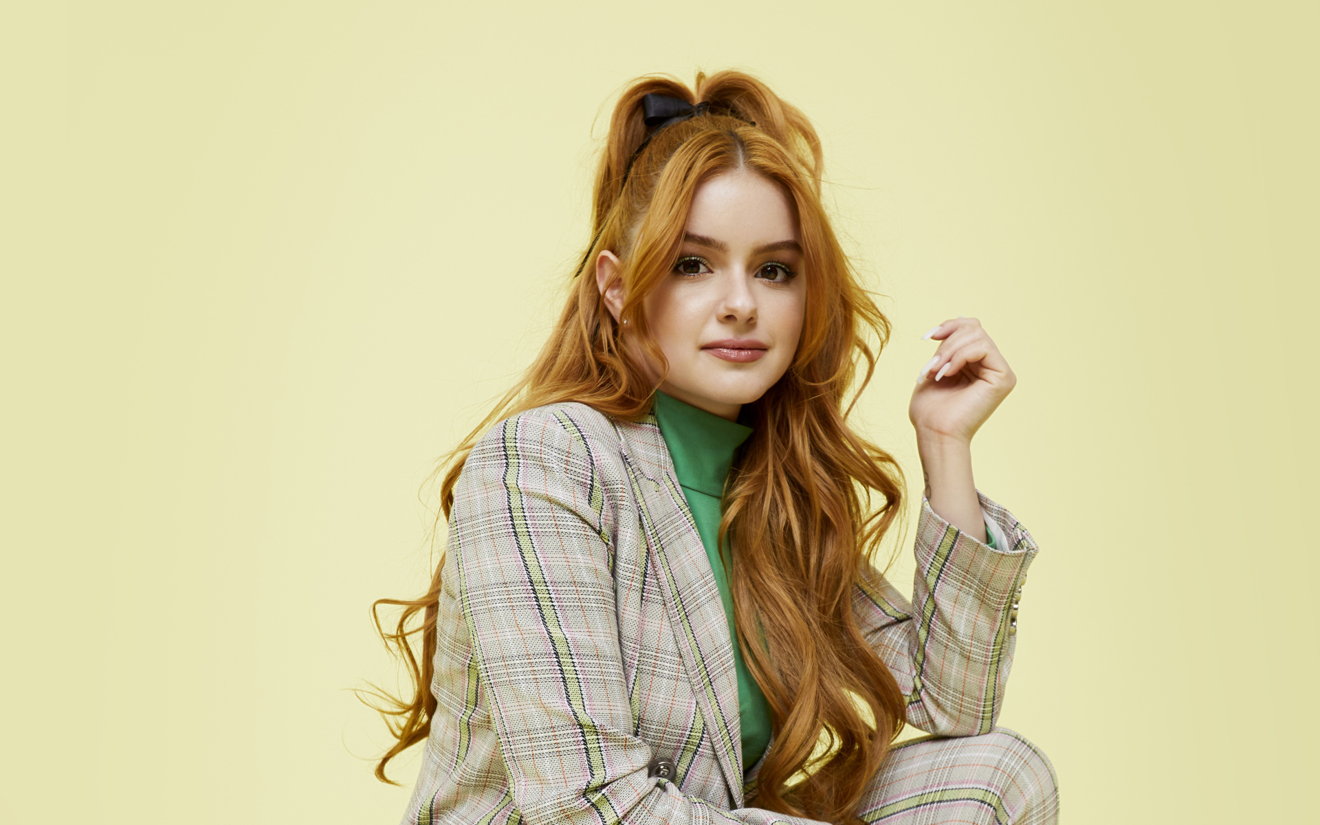 Американская актриса Ариэль Уинтер в пиджаке