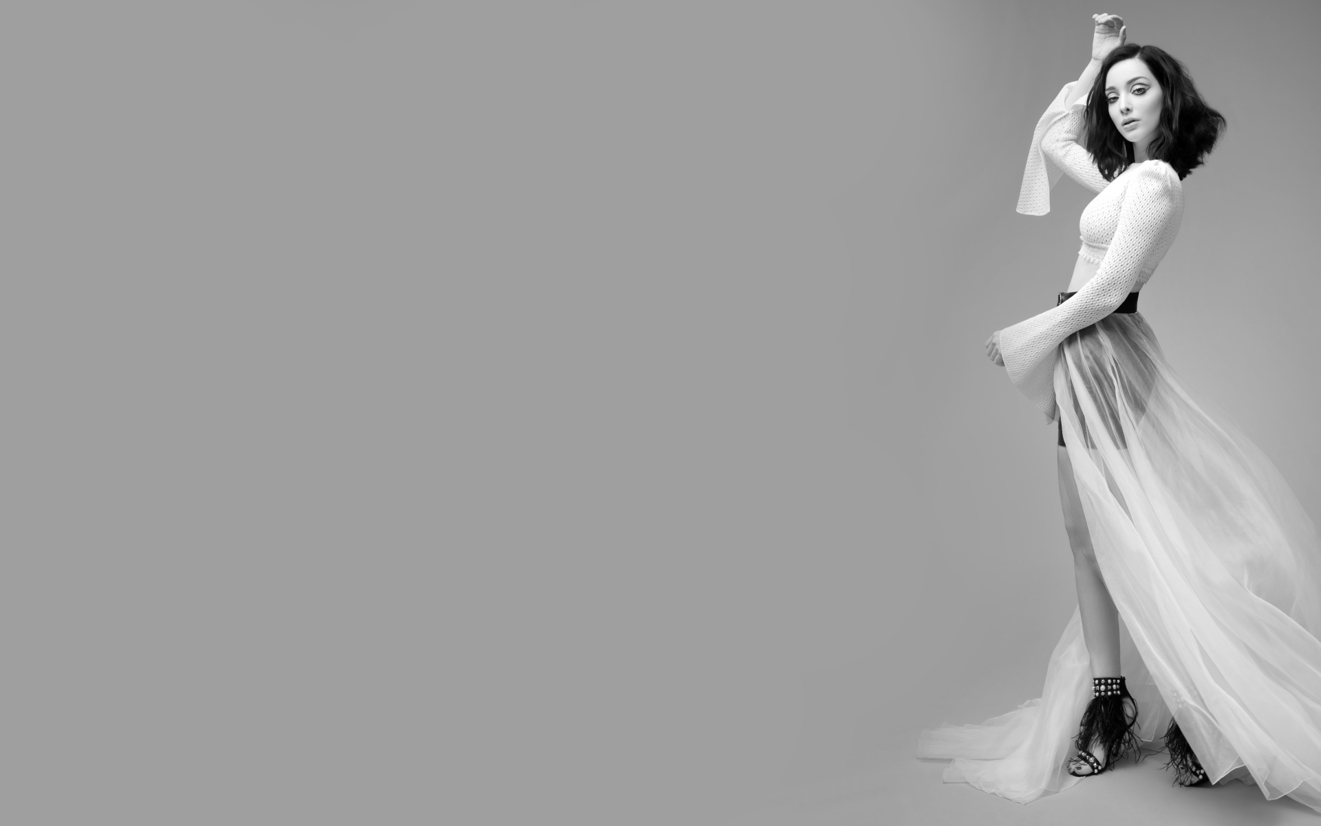 Американская актриса Эмма Дюмон в белом платье на сером фоне
