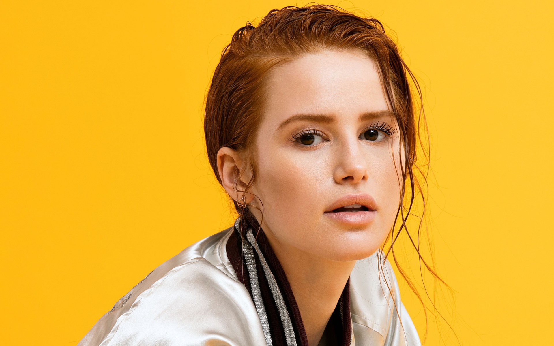 Американская актриса Мэделин Петш на желтом фоне