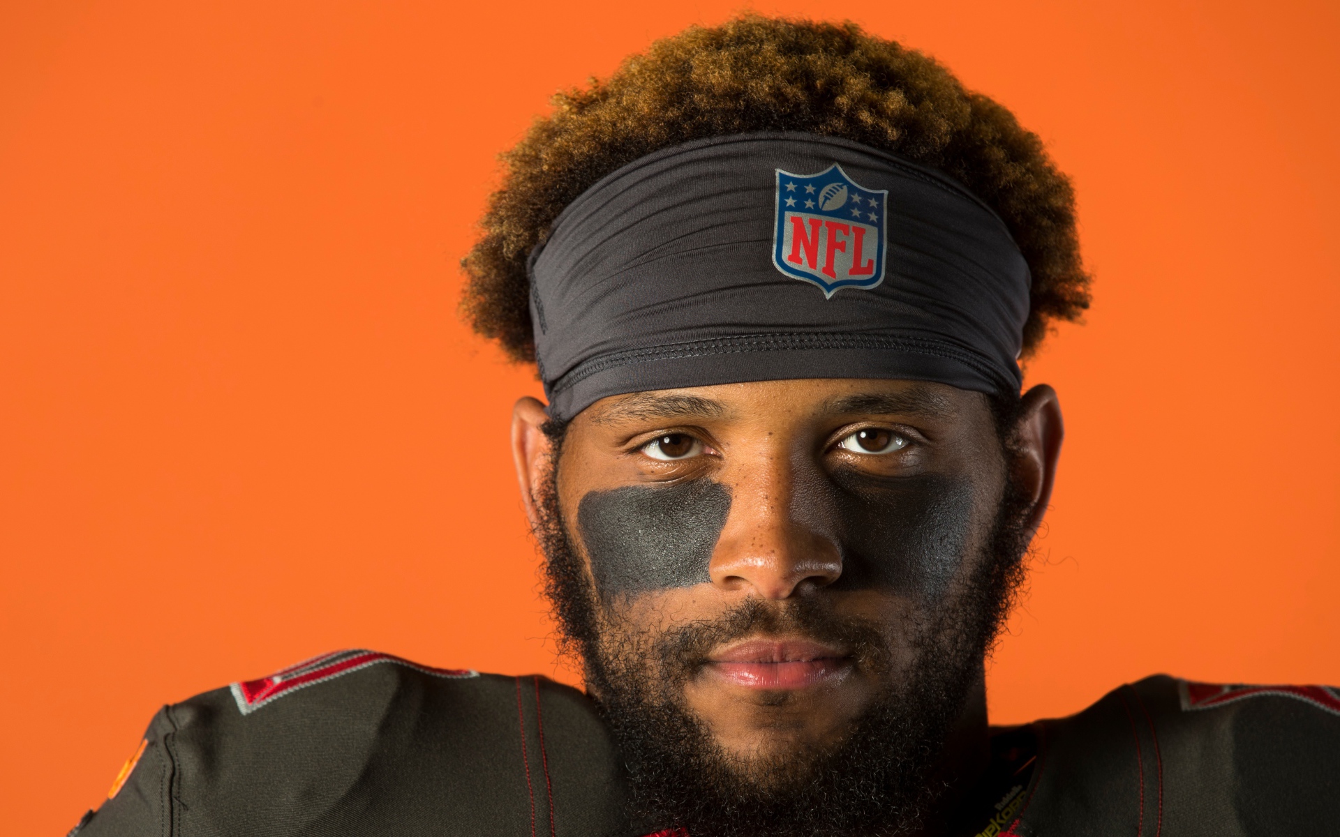 Игрок в американский футбол O. J. Howard лицо крупным планом