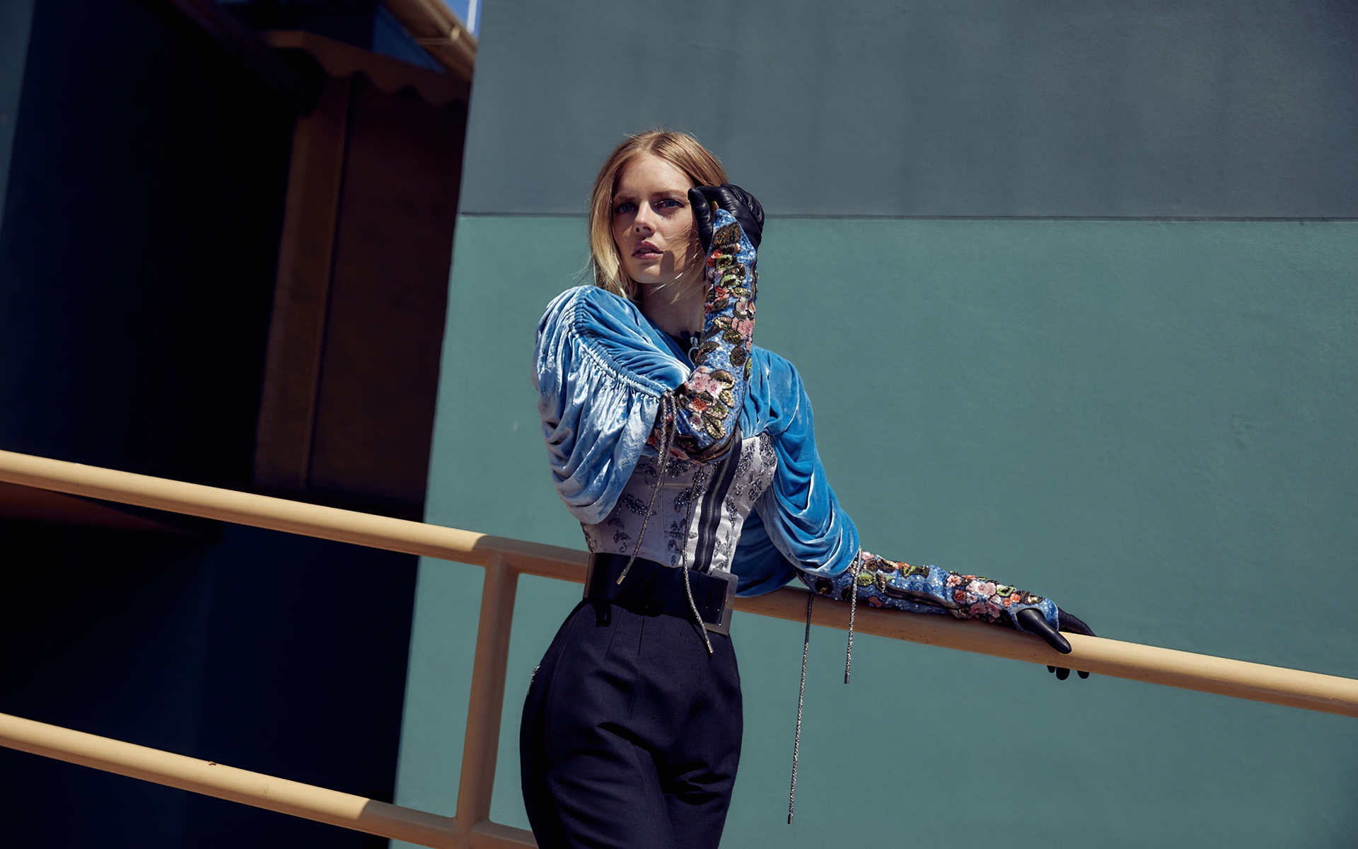 Австралийская актриса, модель Самара Уивинг в костюме