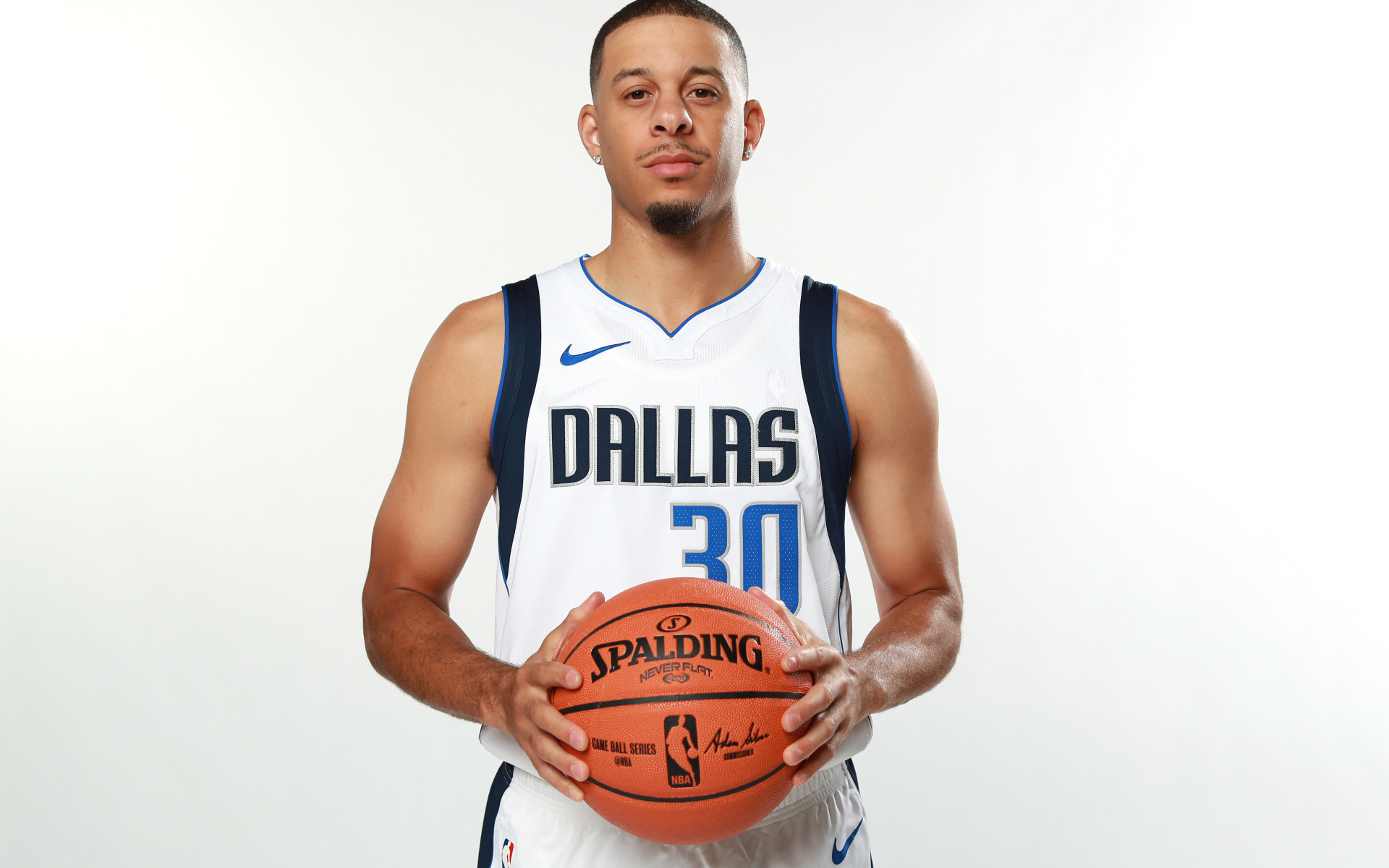 Баскетболист Сет Карри с мячом в руках на белом фоне