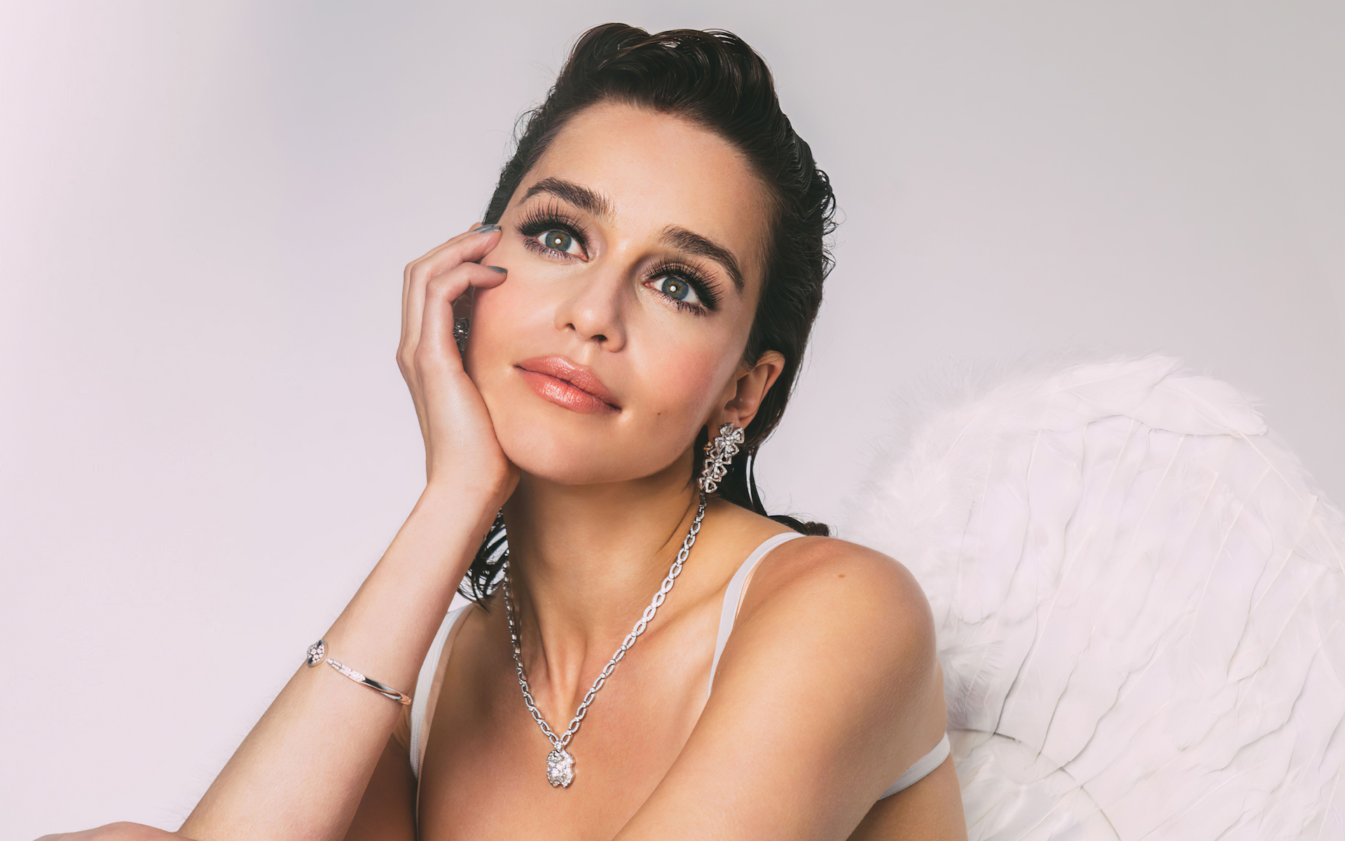 Красивая британская актриса Эмилия Кларк в белом платье 