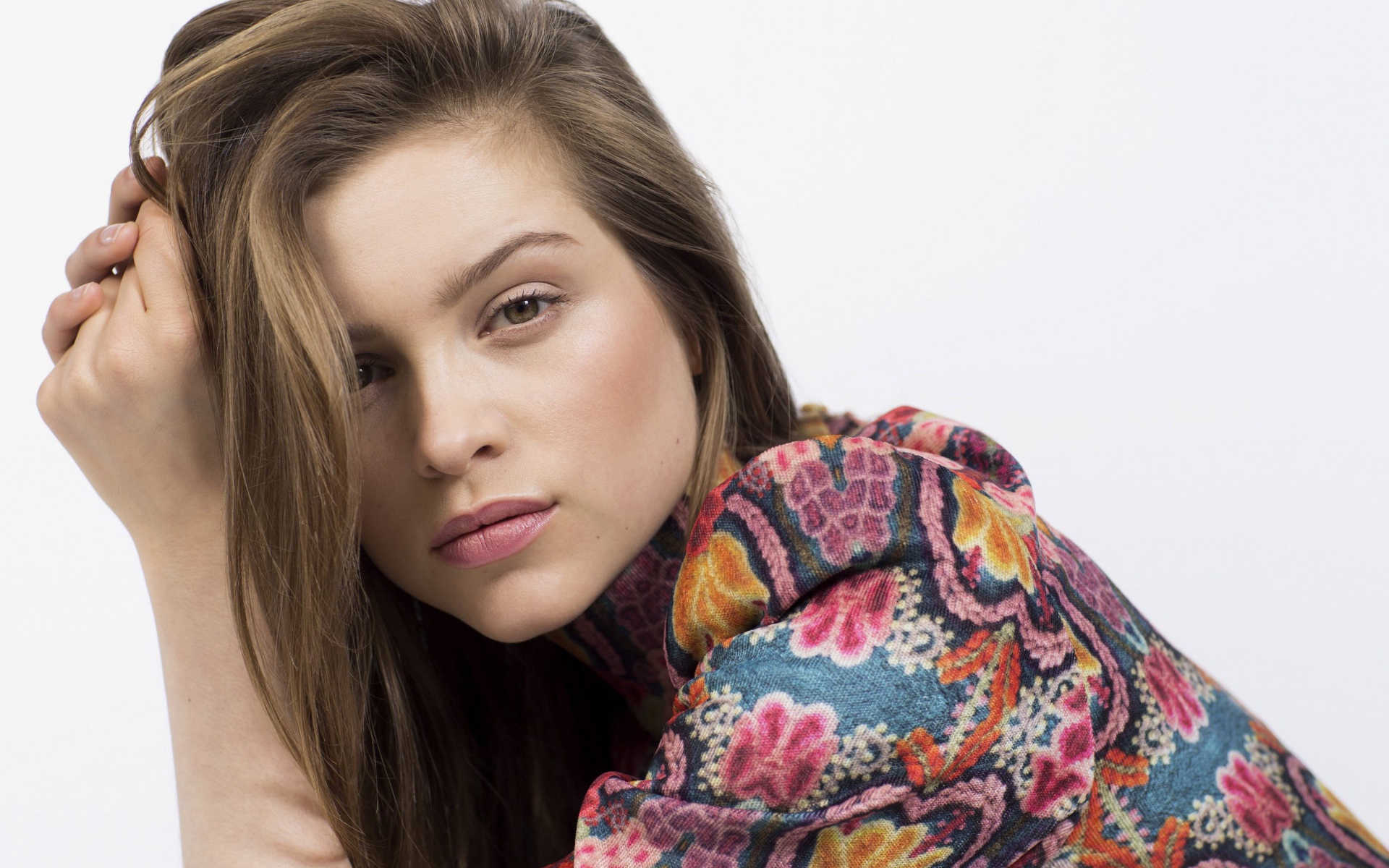 Красивая актриса Софи Куксон на белом фоне