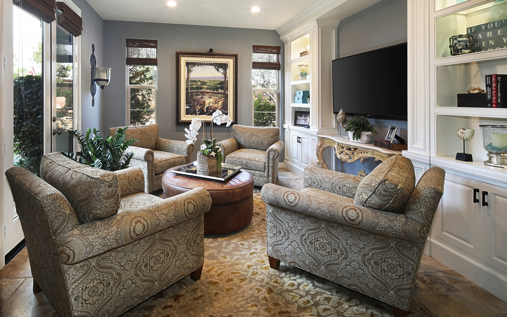 Красивая мебель в комнате с большим телевизором