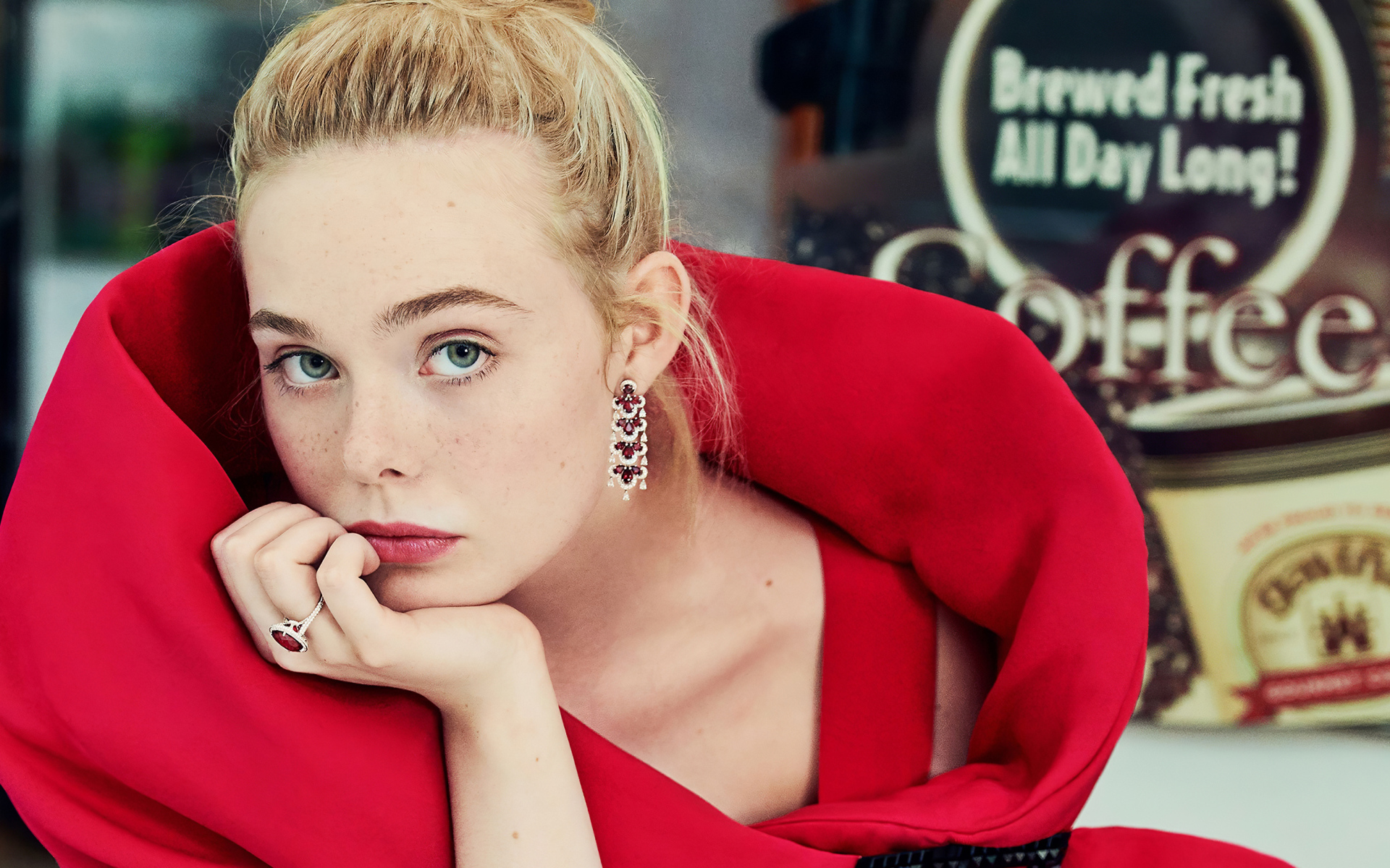 Красивая девушка, актриса Эль Фаннинг в красном наряде