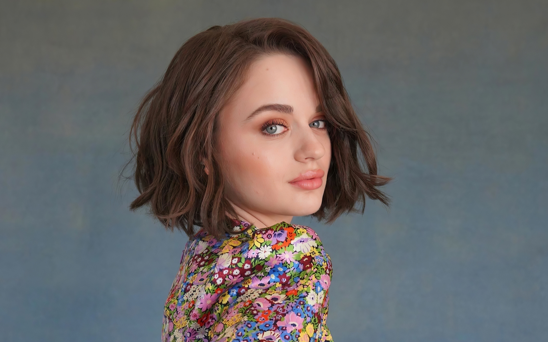 Красивая девушка, актриса Джои Кинг на сером фоне