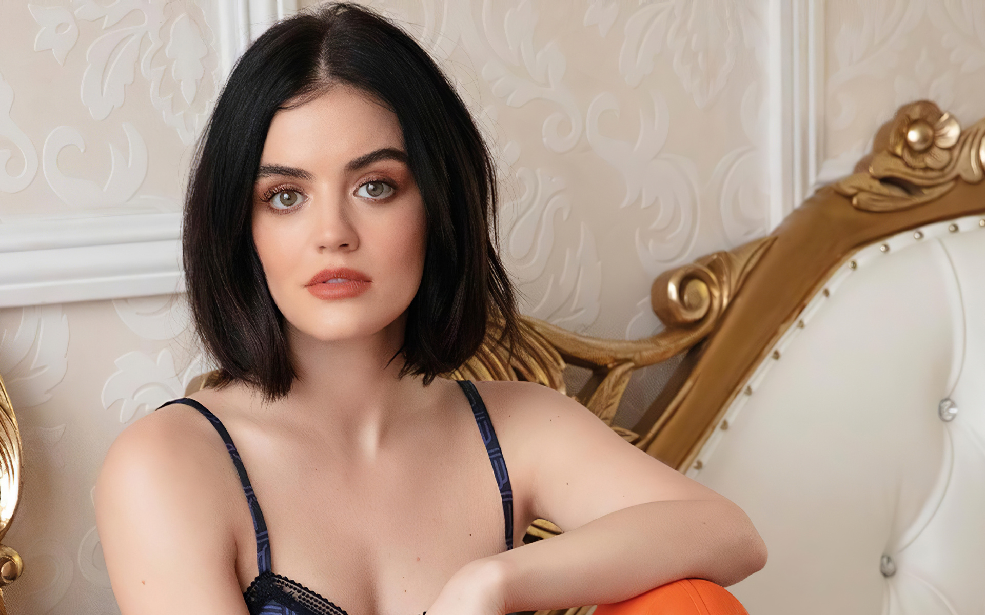 Красивая девушка, актриса Люси Хейл сидит на диване