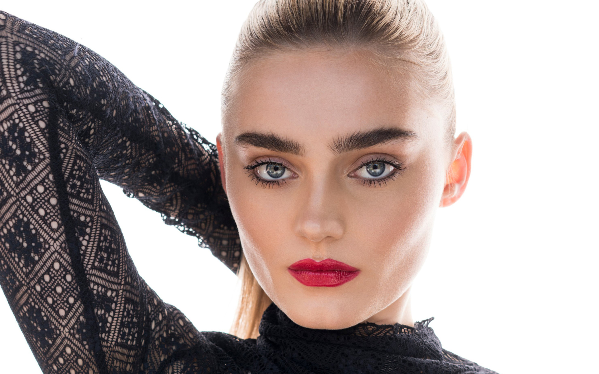 Красивая девушка, актриса Мэг Доннелли на белом фоне