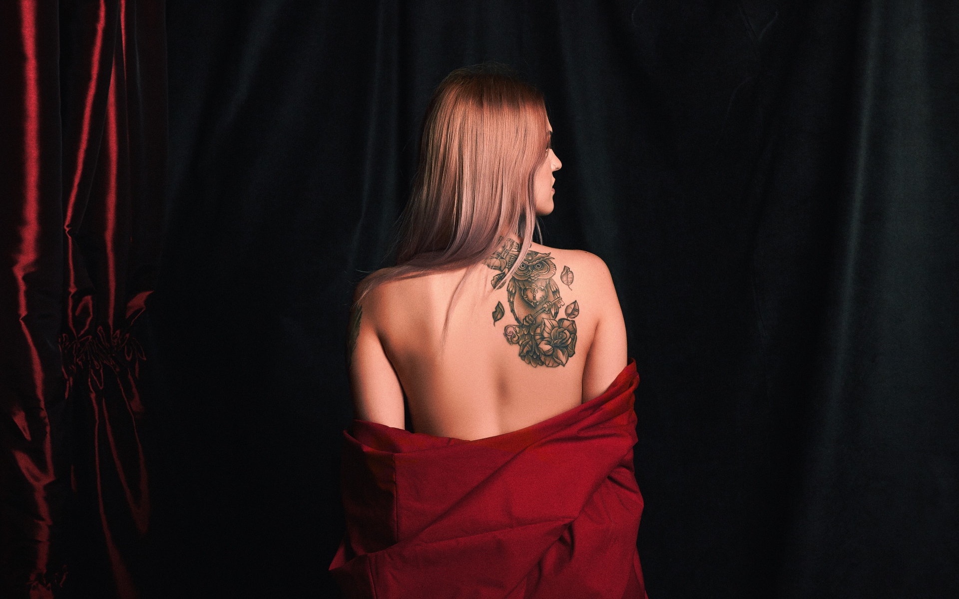 Красивая татуировка совы на спине у молодой девушки