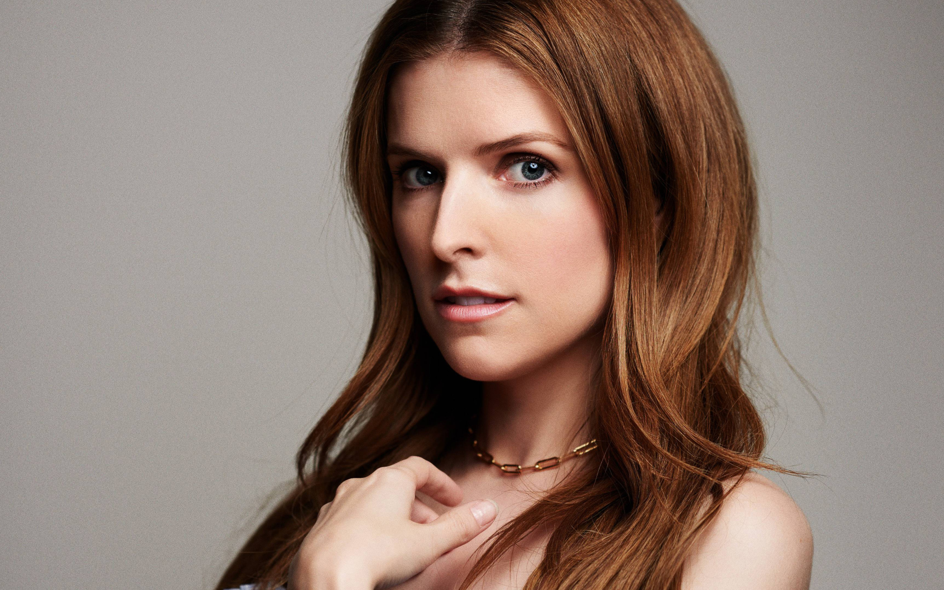 Голубоглазая актриса Анна Кендрик на сером фоне