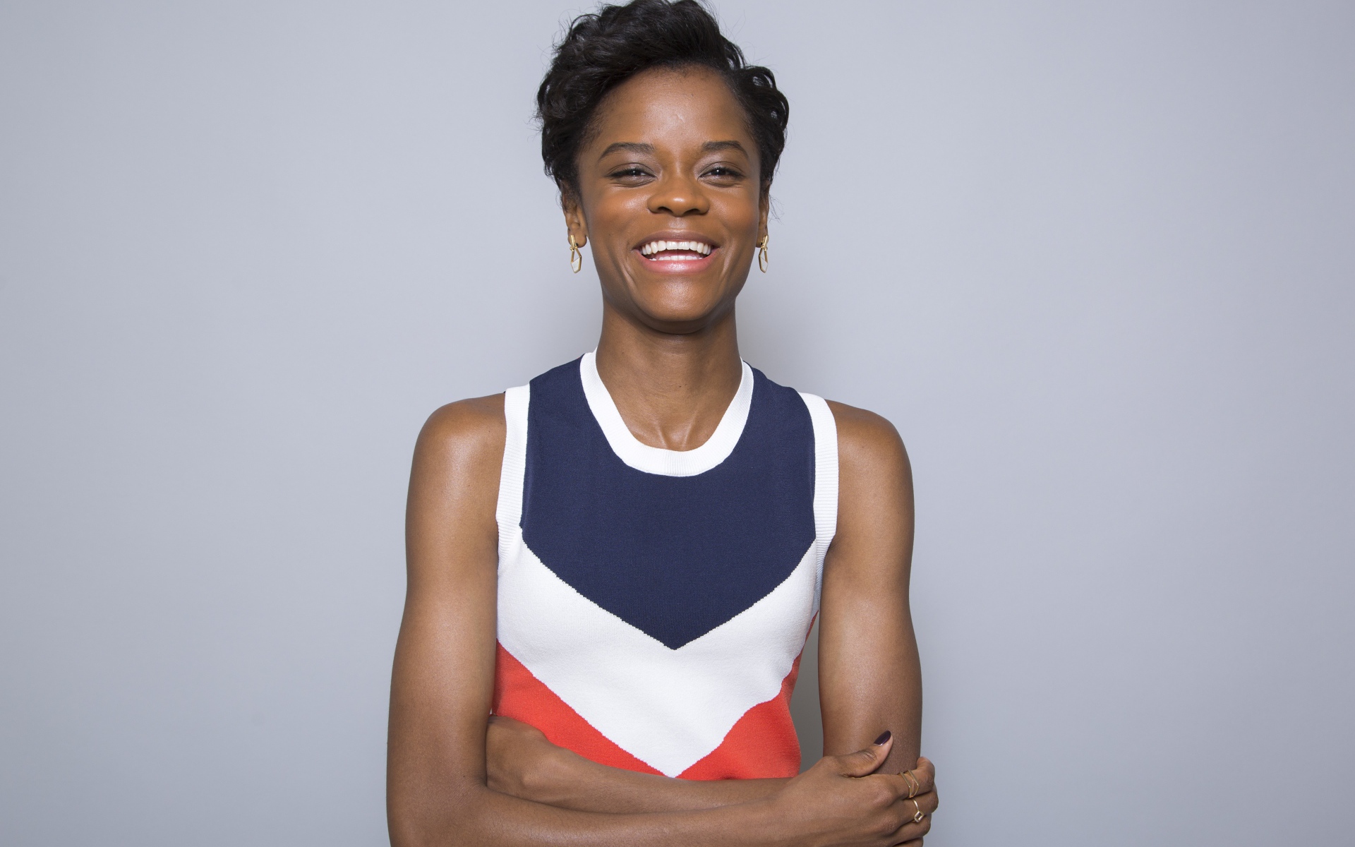 Британская актриса Летиша Райт на сером фоне