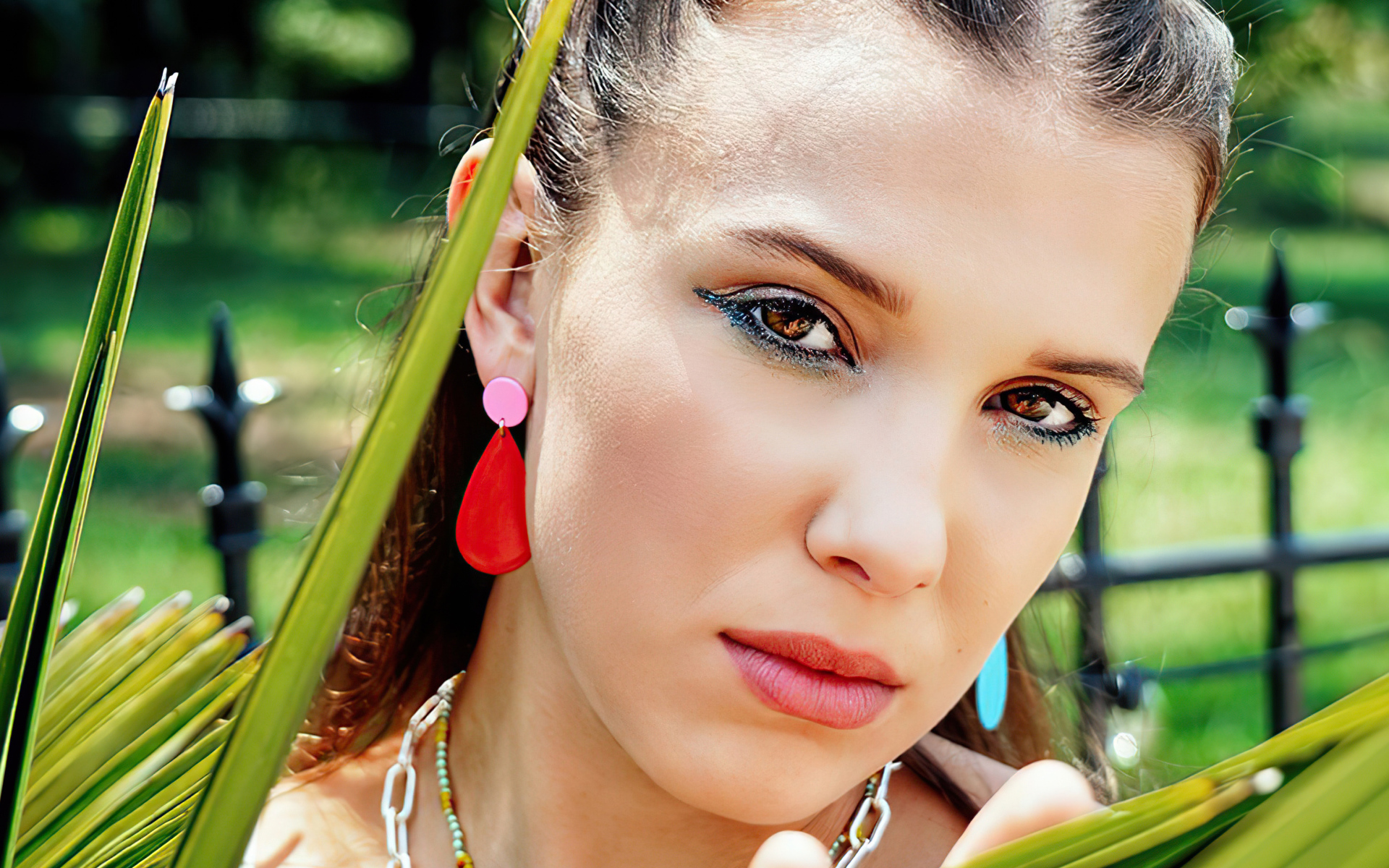 Британская актриса и певица Милли Бобби  Браун крупным планом