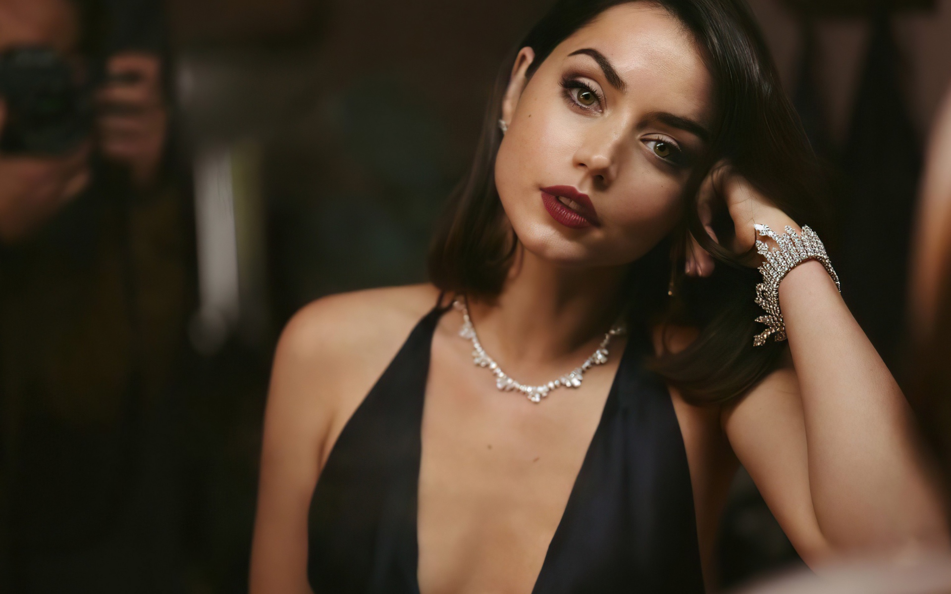 Кареглазая актриса Ана Де Армас в черном платье