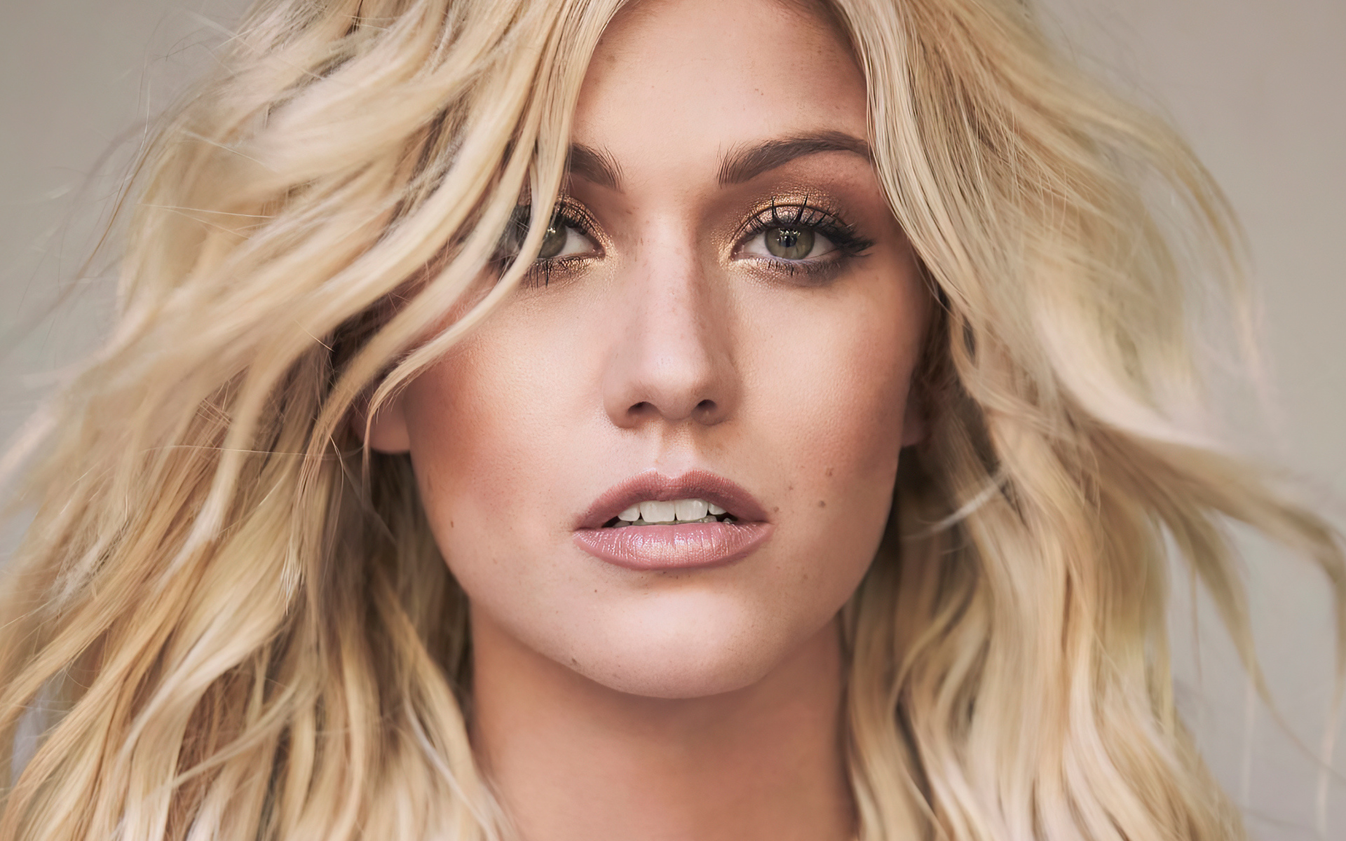 Лицо актрисы Кэтрин Макнамара крупным планом