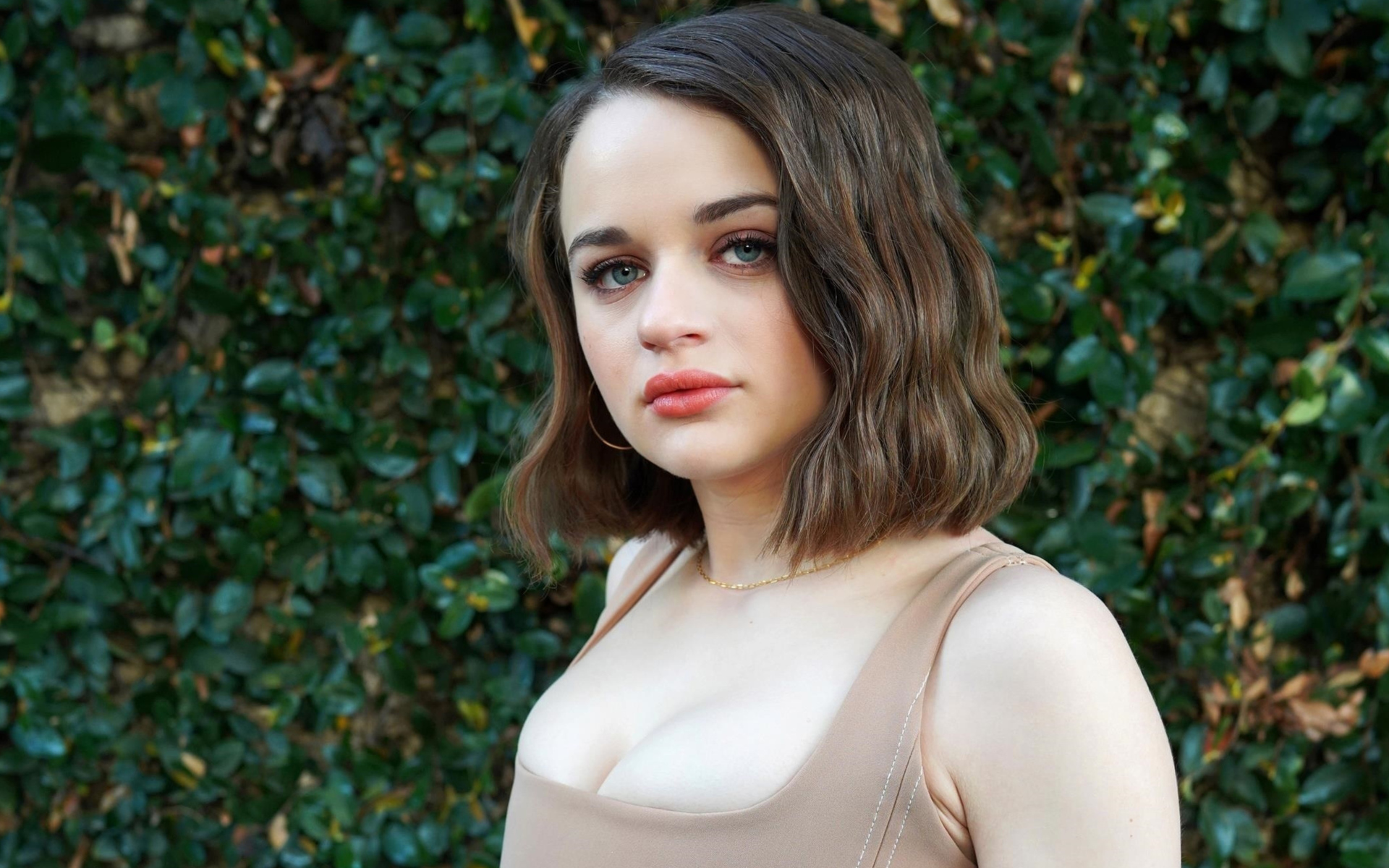 Милая молодая девушка Джои Кинг с грустными глазами 