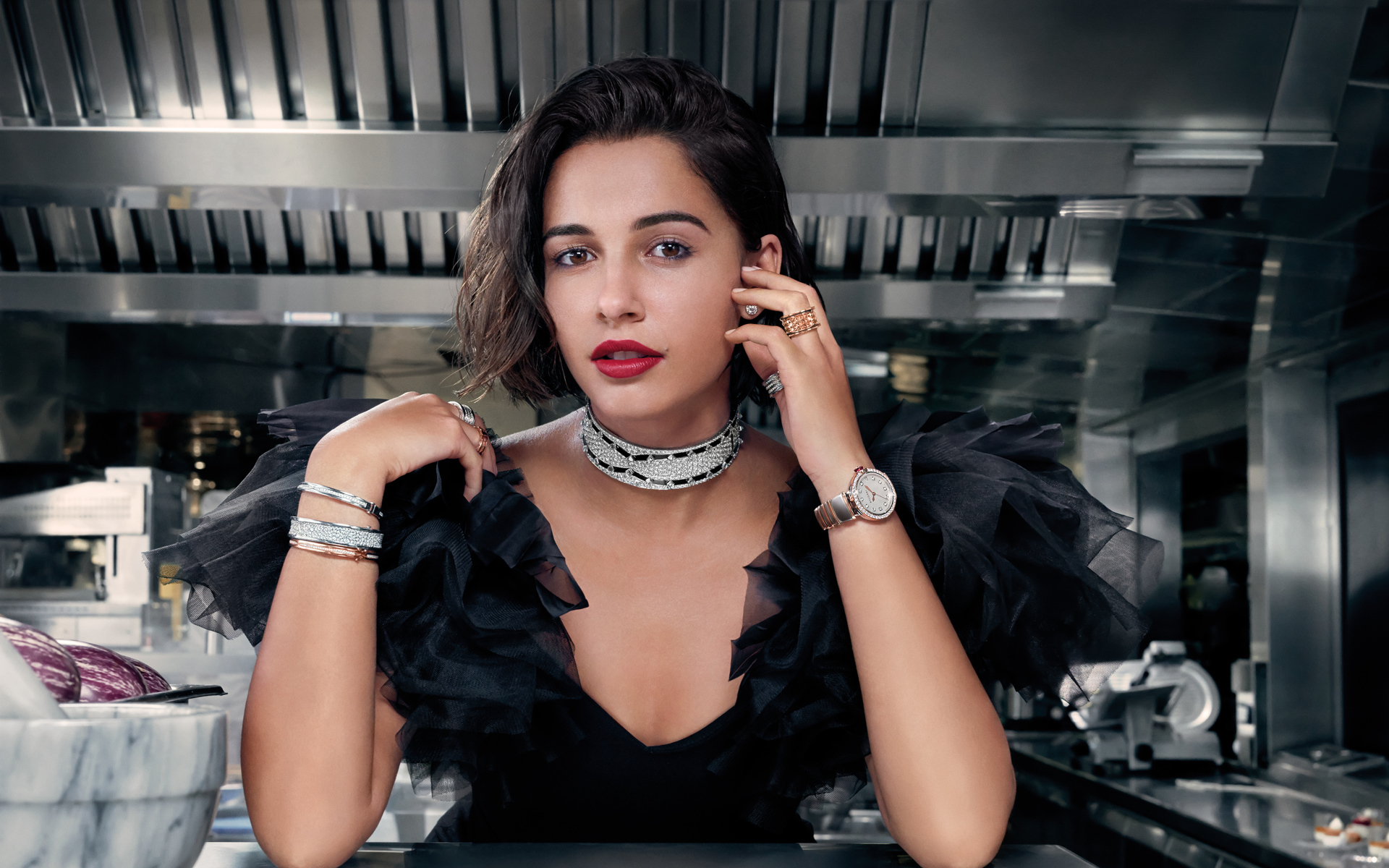 Английская актриса Наоми Скотт в черном платье в кафе