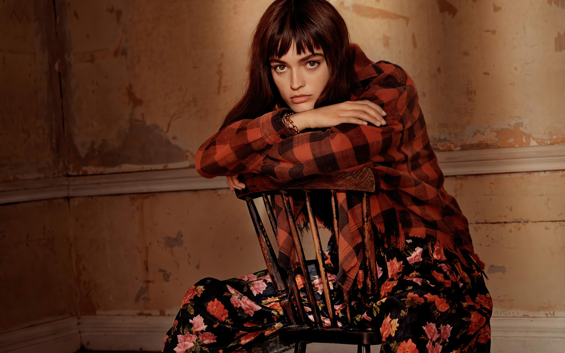 Французская актриса Эмма Макки сидит на стуле