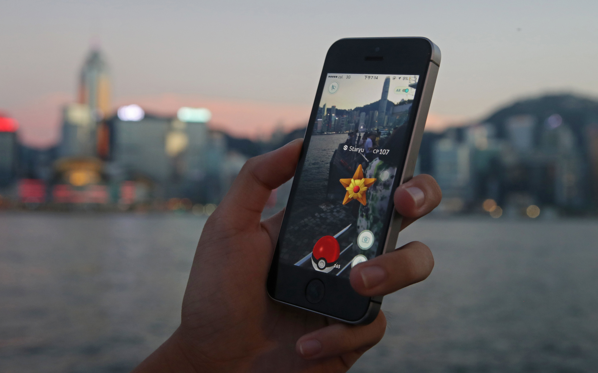 Парень ловит покемонов на смартфоне 