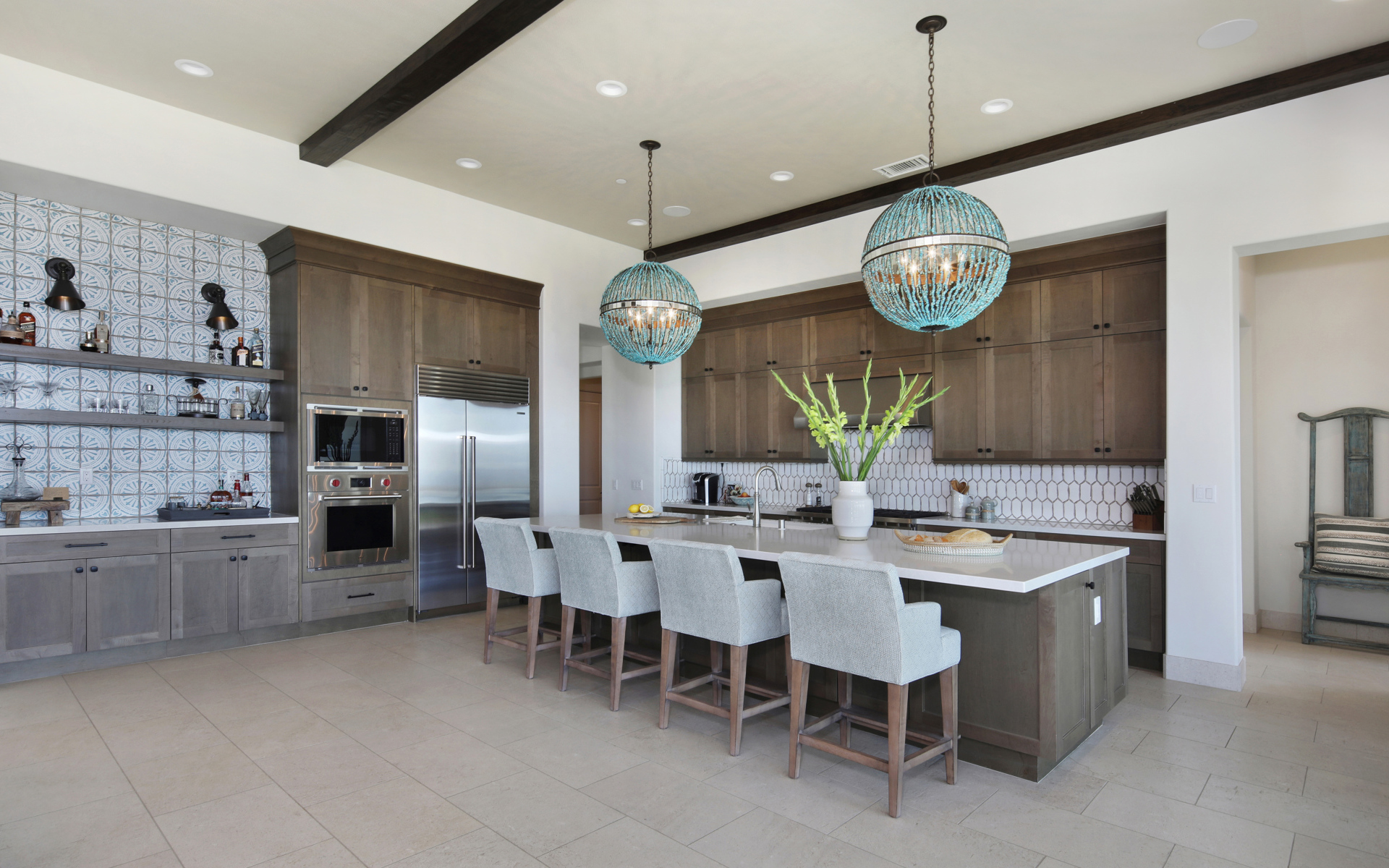 Огромная кухня со столовой с букетом цветов на столе