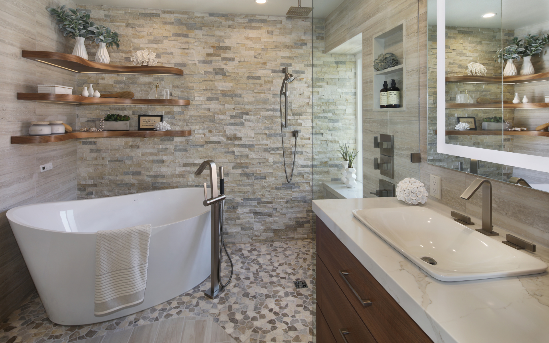 Большая ванная комната с кирпичными стенами 