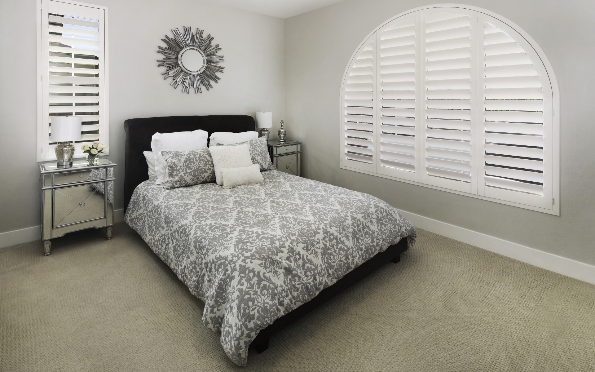 Большая спальня с кроватью и окном 