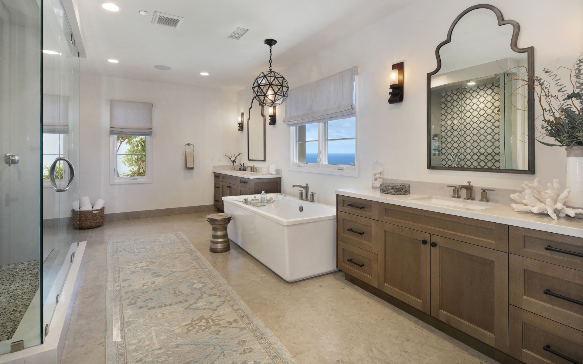 Большая светлая ванная комната 