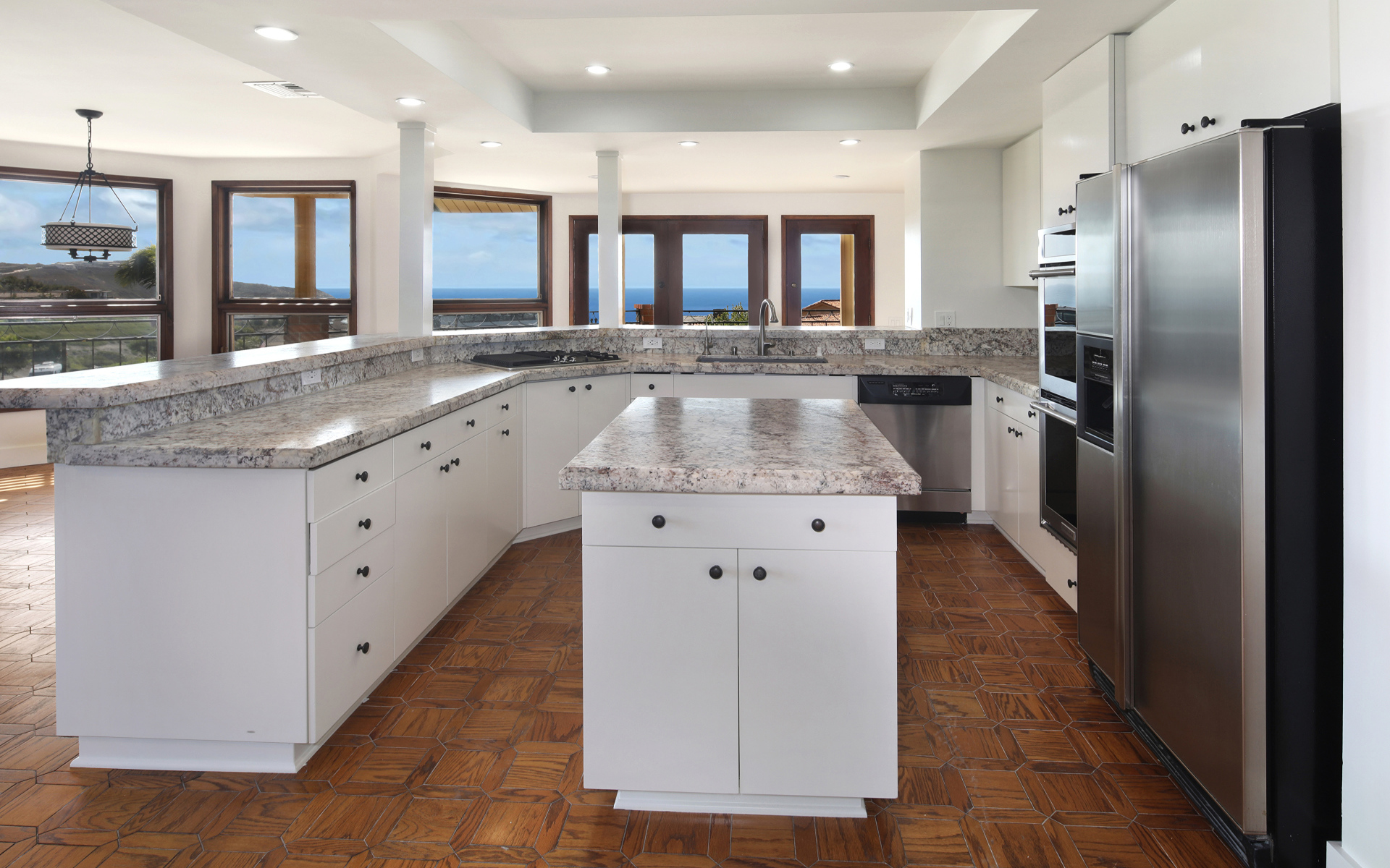 Большая светлая кухня с мраморными столешницами