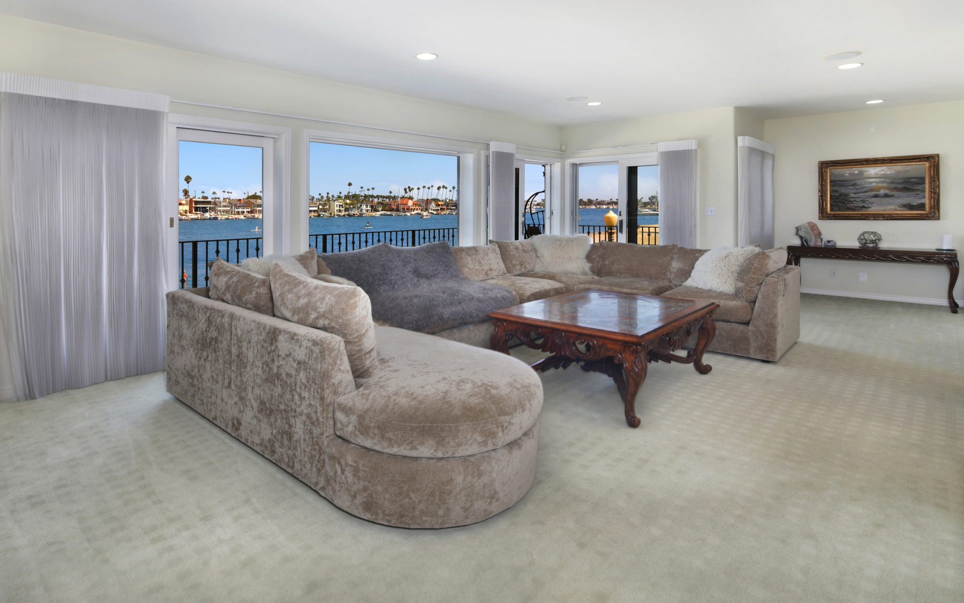 Большой диван и стол в просторной гостиной 