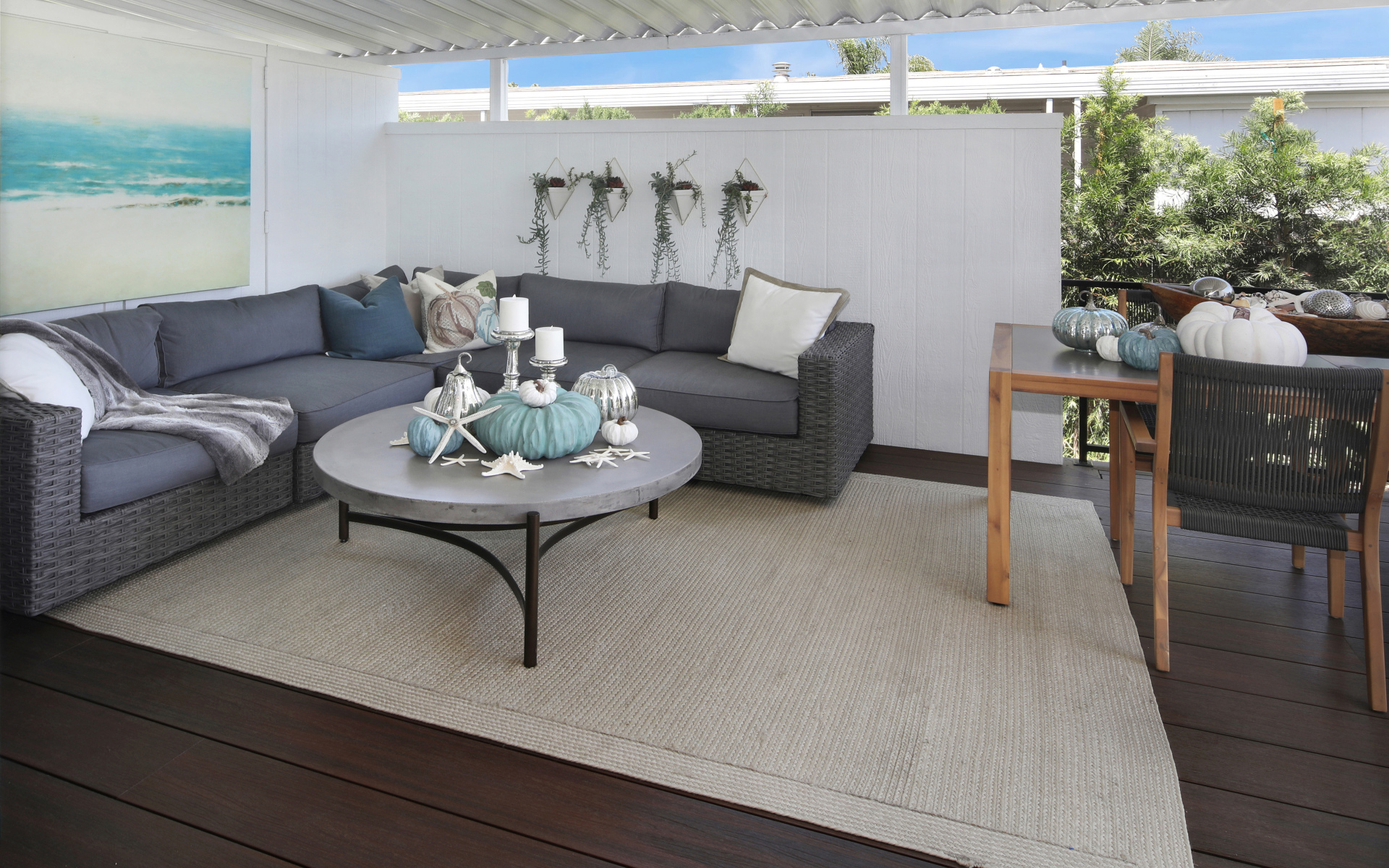 Гостиная комната с большим серым диваном