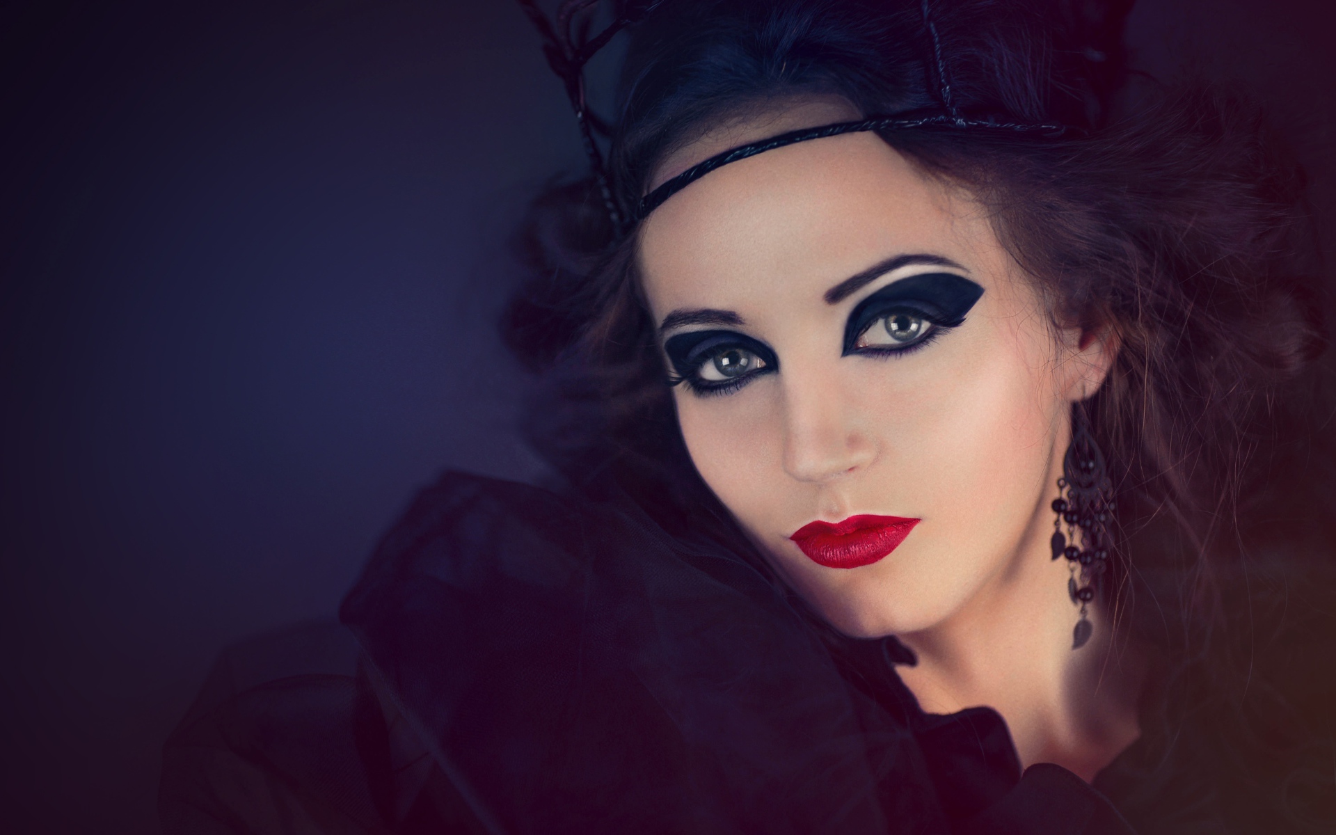 Девушка ретро в черном костюме 