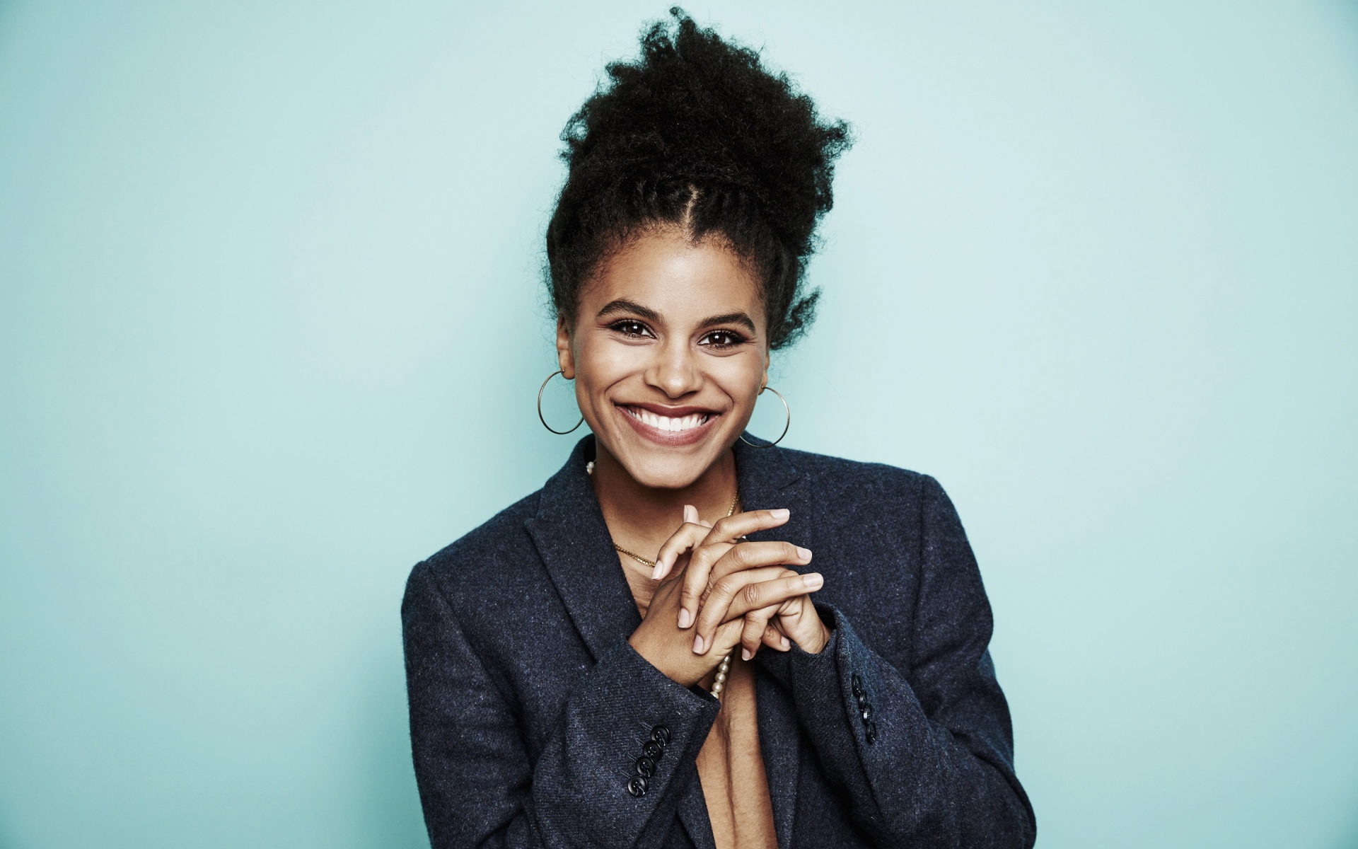 Улыбающаяся девушка, актриса Зази Битц в сером пиджаке