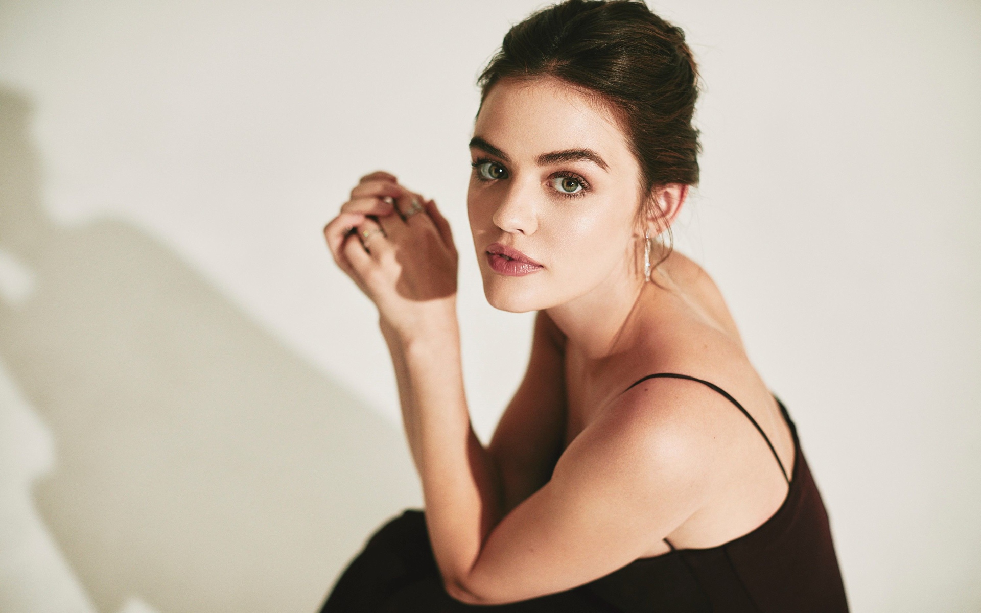 Нежная девушка актриса Люси Хейл