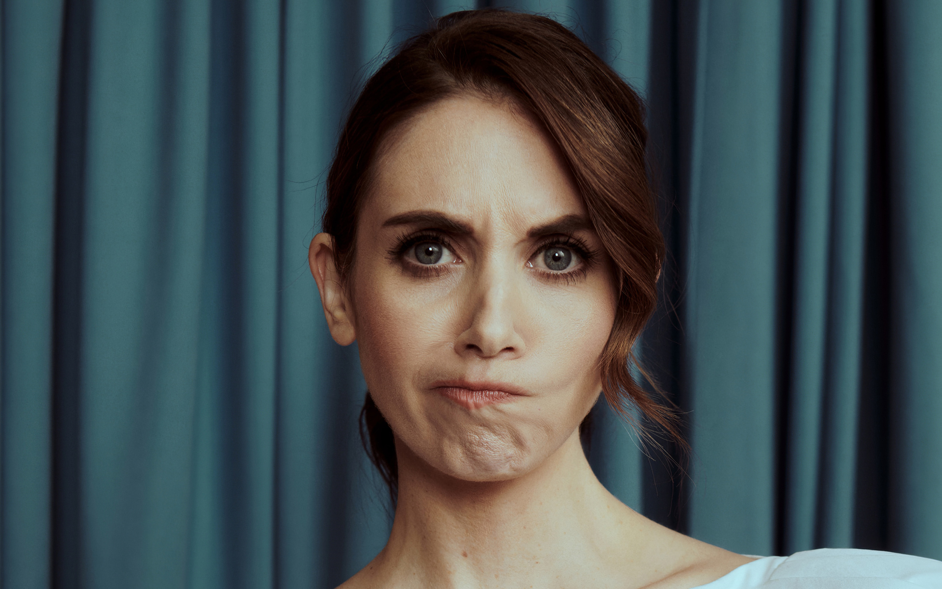 Недовольное лицо актрисы Элисон Бри 