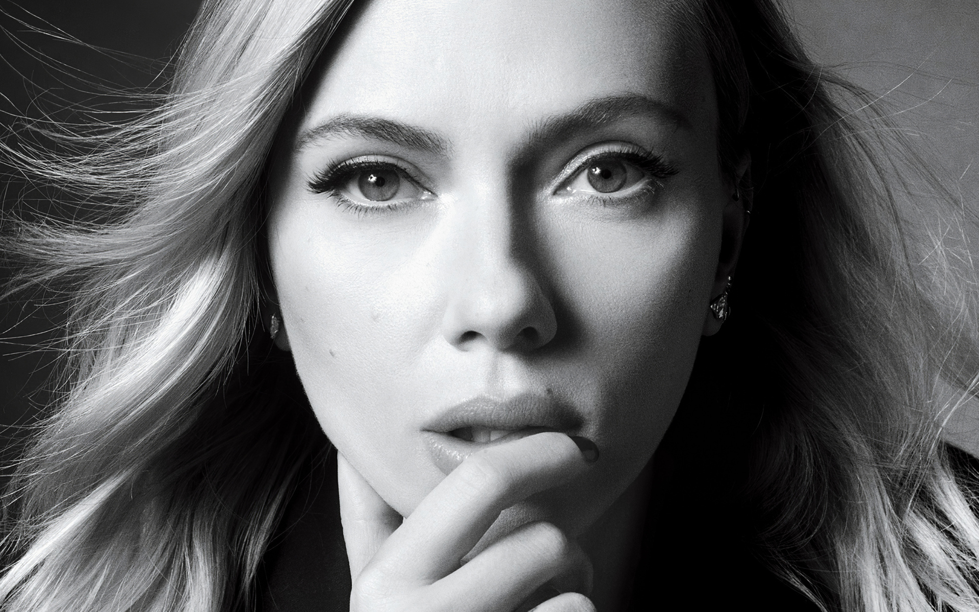 Лицо актрисы Скарлетт Йоханссон черно - белое фото