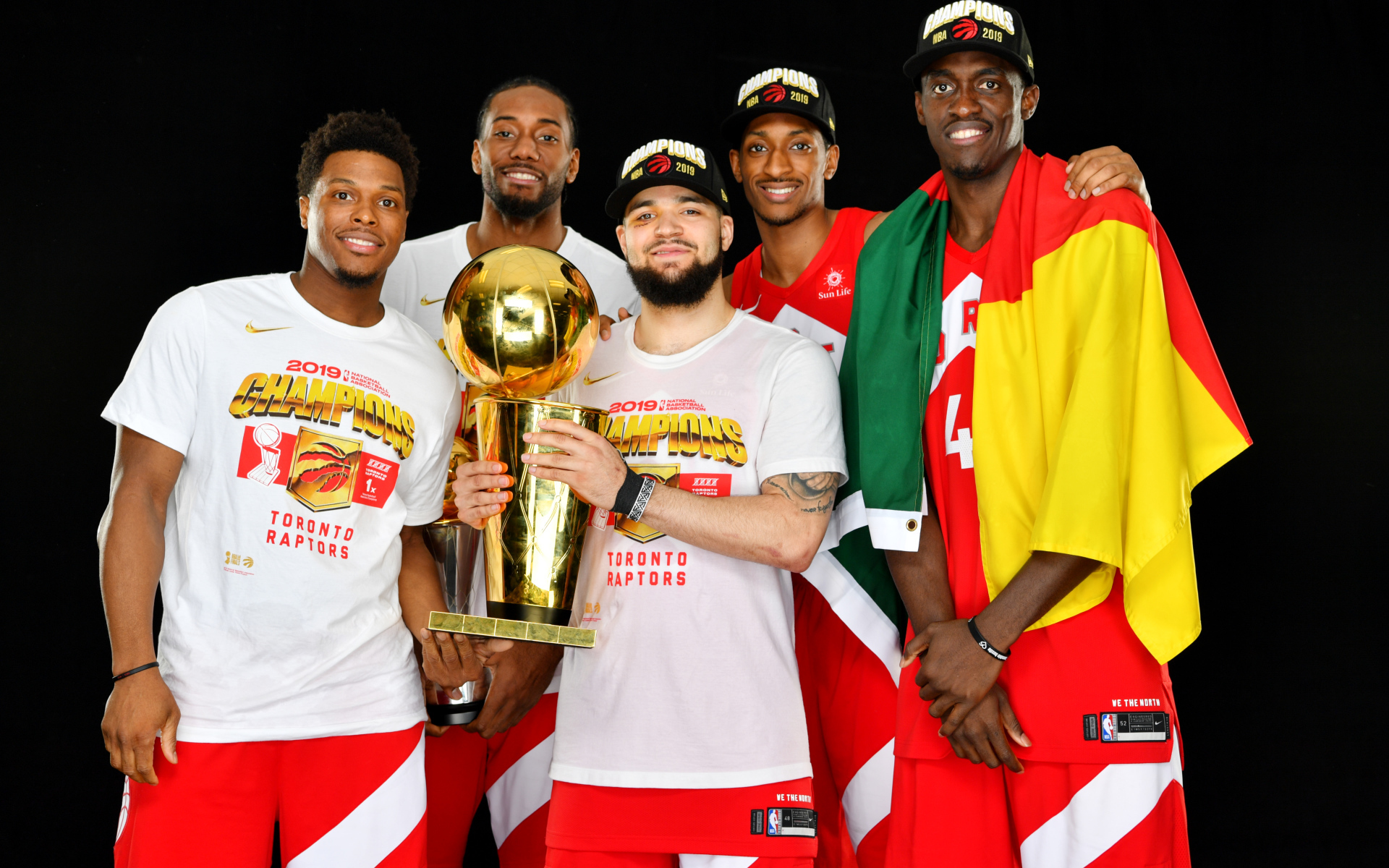 Игроки баскетбольной команды Торонто Рэпторс с кубком