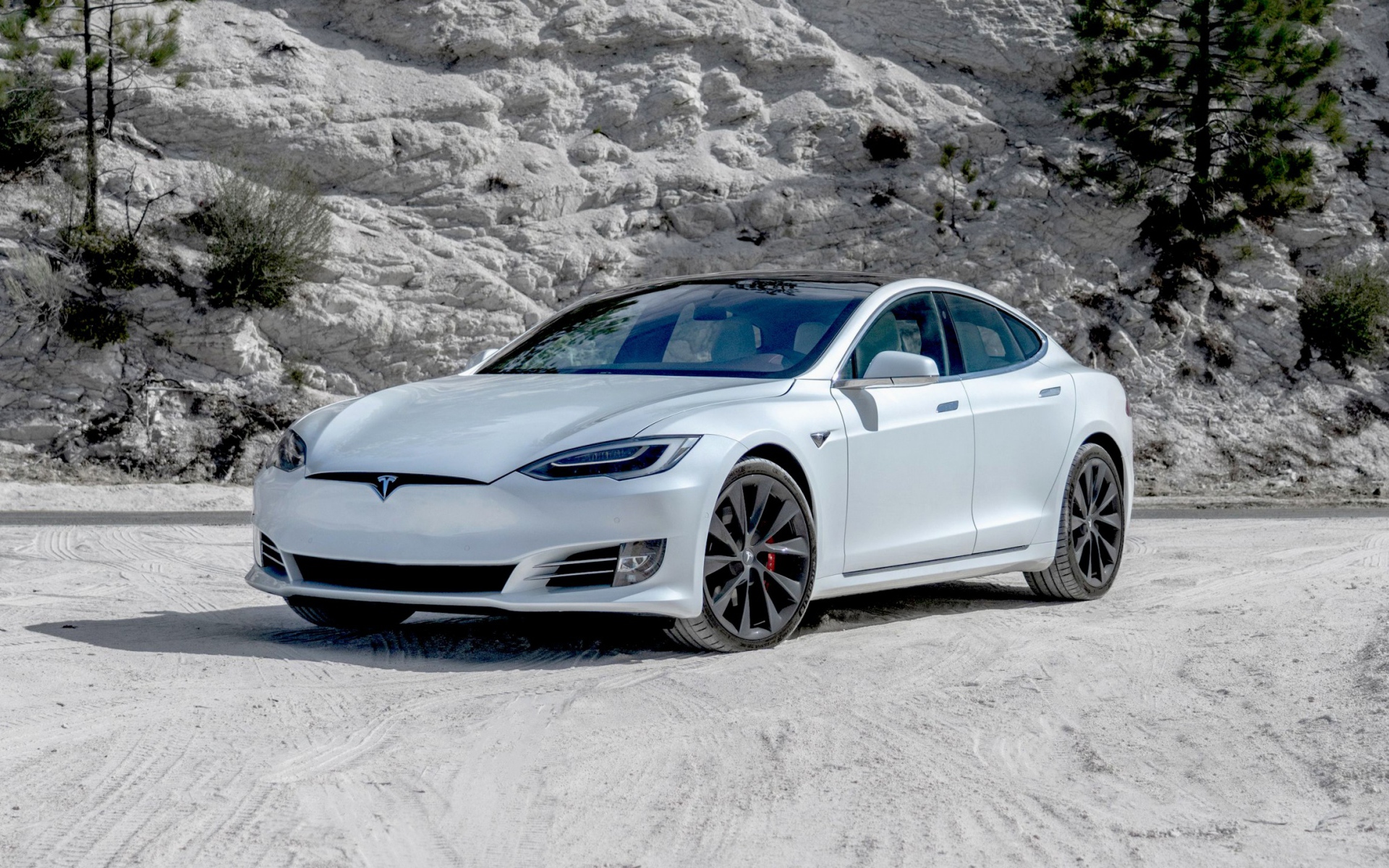 Белый автомобиль  Tesla Model S Performance, 2020 года в горах