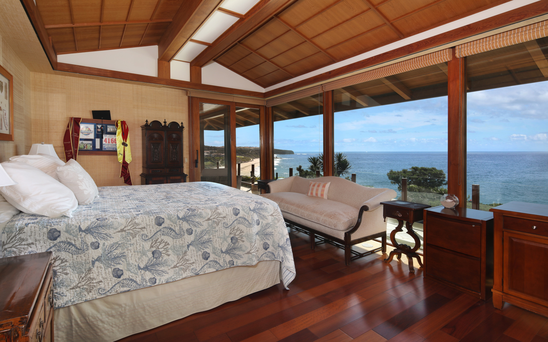 Деревянная спальня с большой кроватью и видом на море 