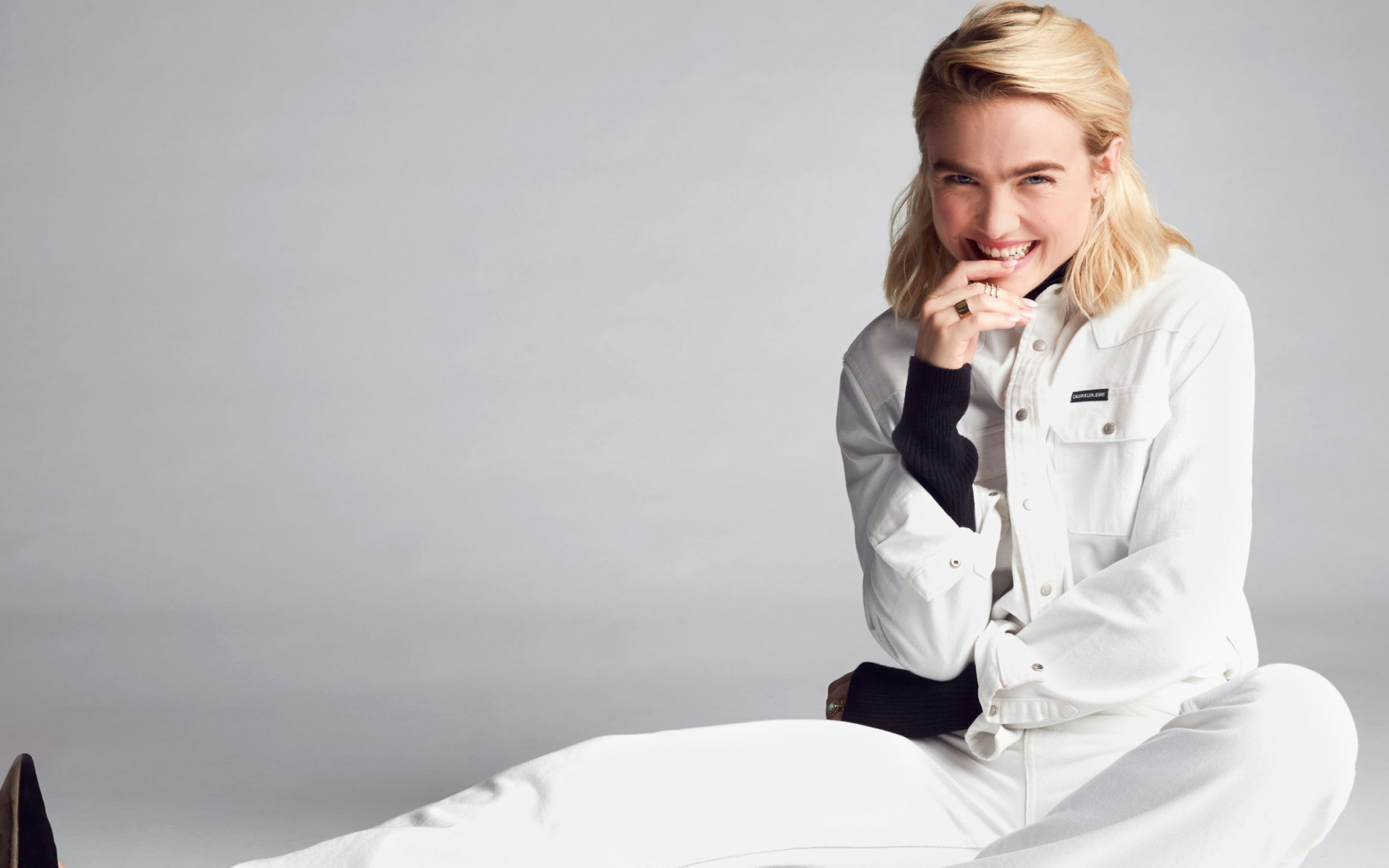 Молодая американская актриса Мэдди Хассон в белом костюме