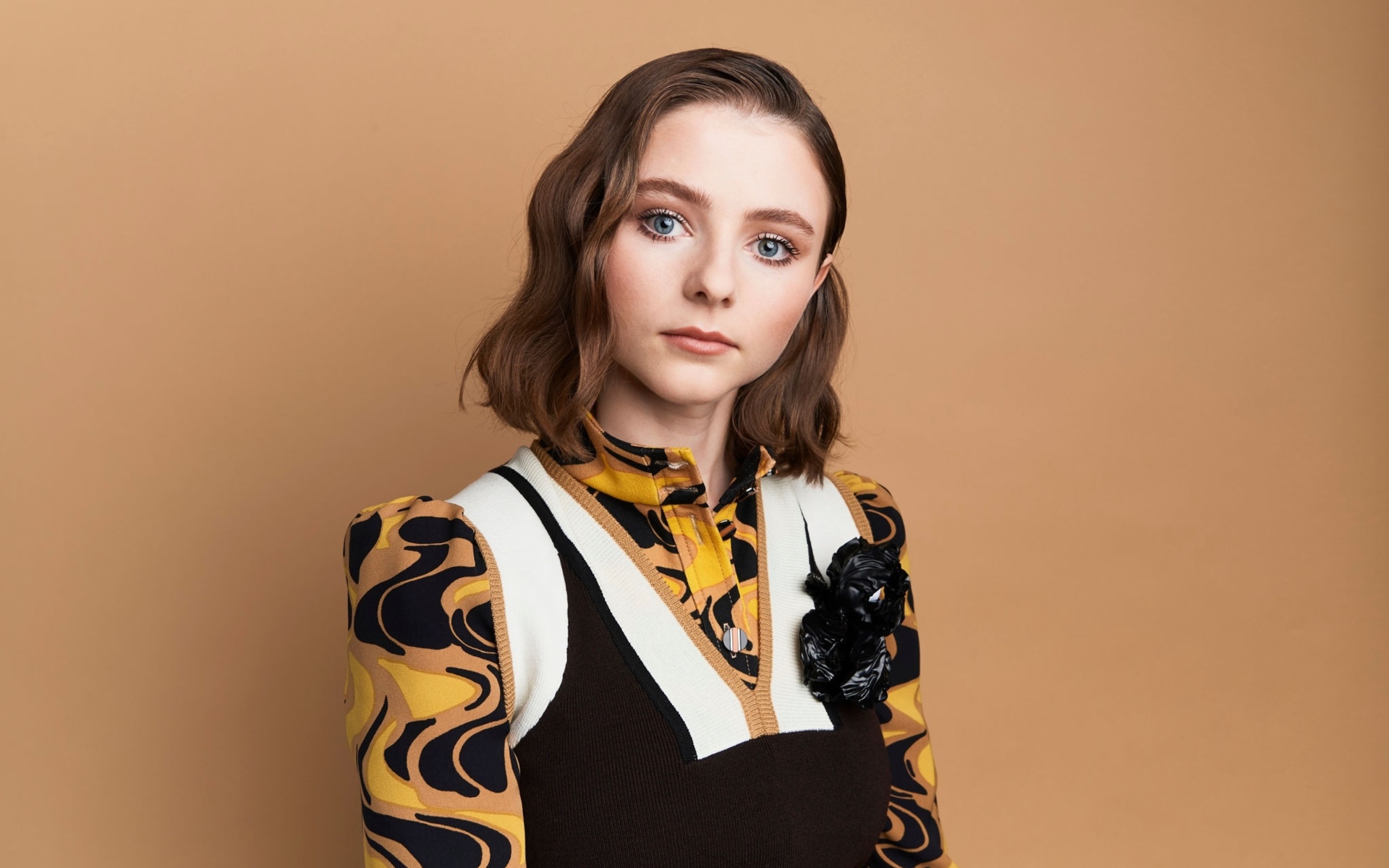 Молодая актриса Томасин Маккензи на фоне стены