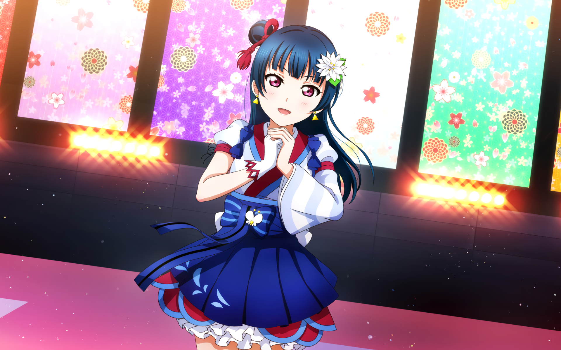 Милая девушка аниме в синем платье 