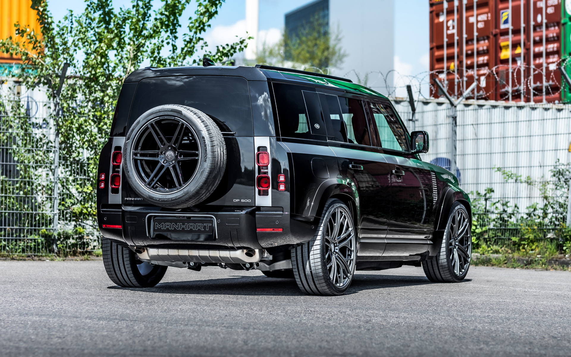 Черный автомобиль Manhart Defender DP500 2021 года вид сзади