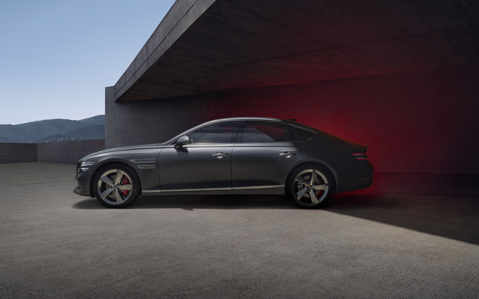 Вид сбоку на автомобиль Genesis G80 Sport 2021 года