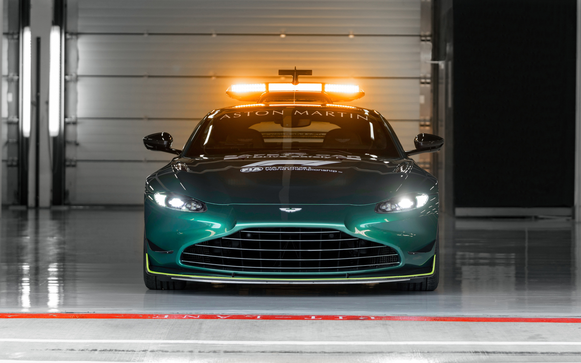 Автомобиль Aston Martin Vantage F1 Safety Car 2021 года в гараже