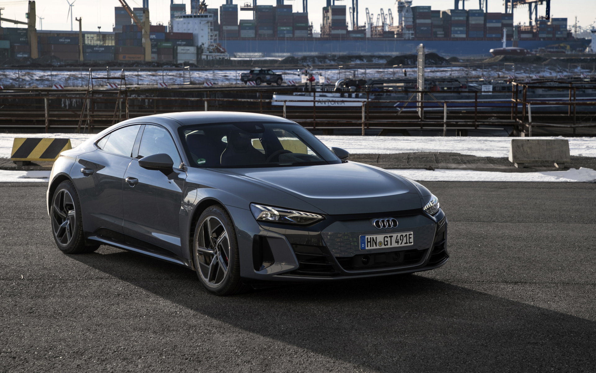 Автомобиль Audi E-Tron GT Quattro 2021 года в порту